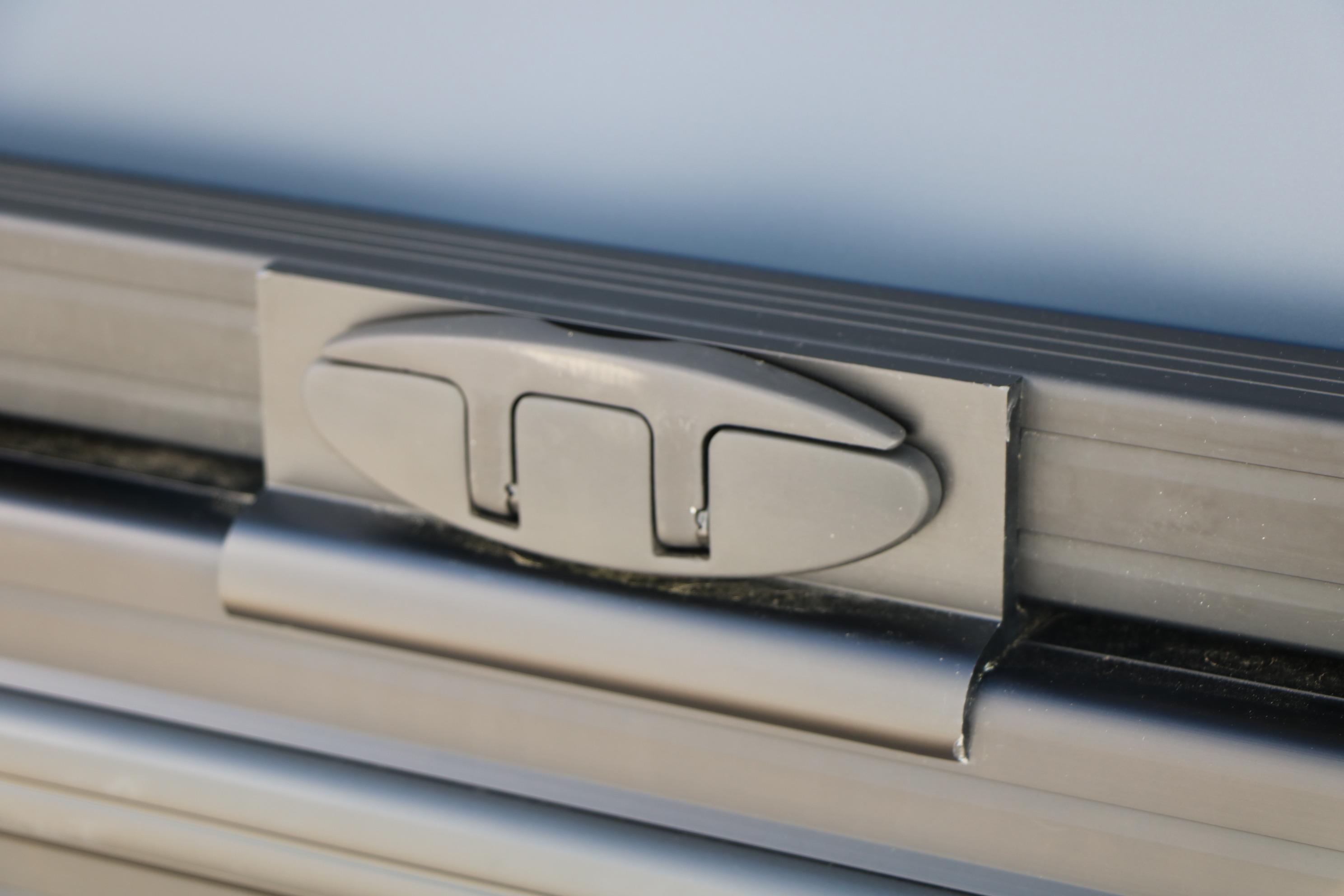 Close-up of Evotti 525 QL Tri-Toon 2026 boat latch mechanism.