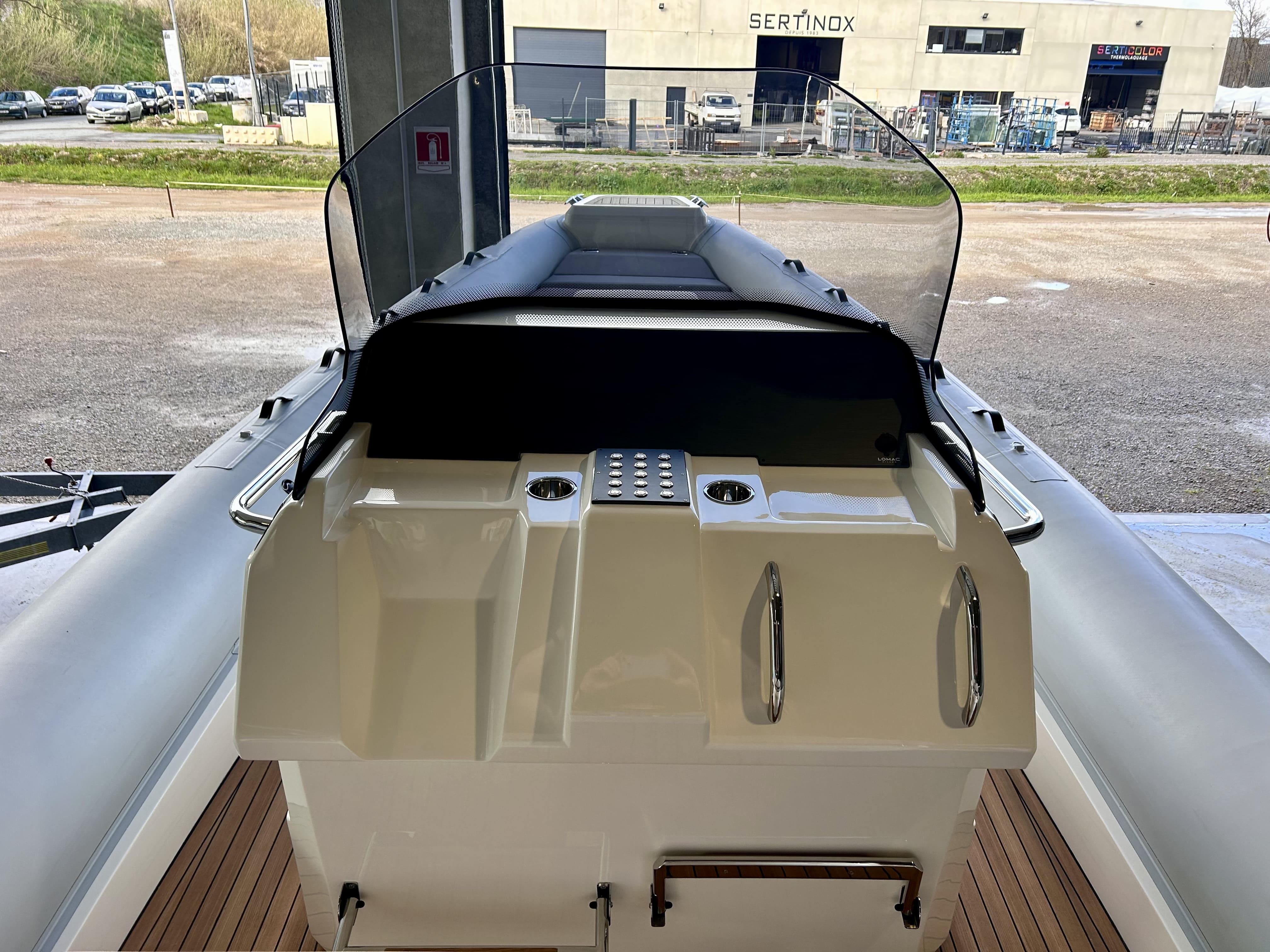 2025 Lomac Turismo 9.5 boat interior with sleek design and modern dashboard.