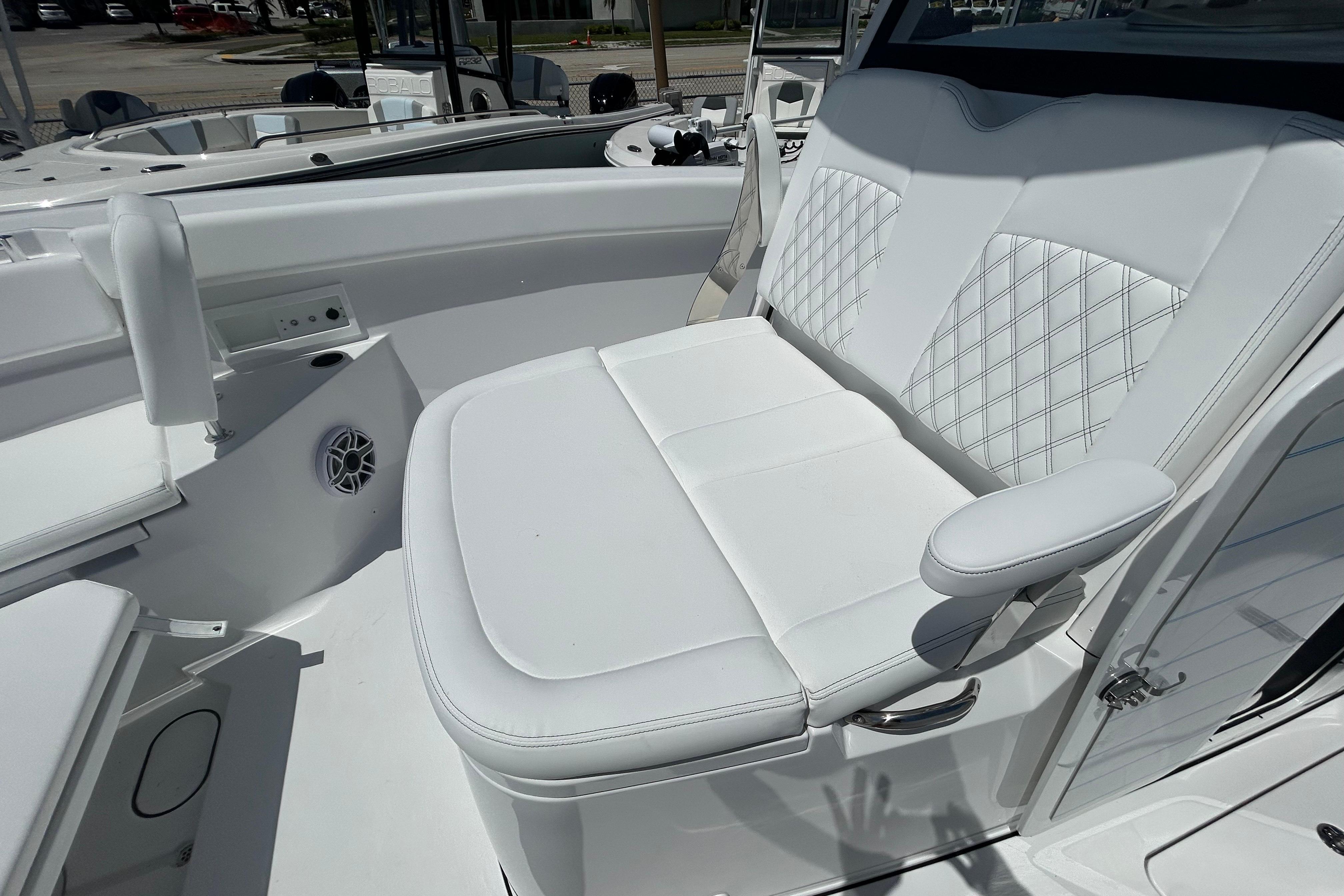 2026 Sportsman Heritage 321 Center Console boat with luxurious white seating.