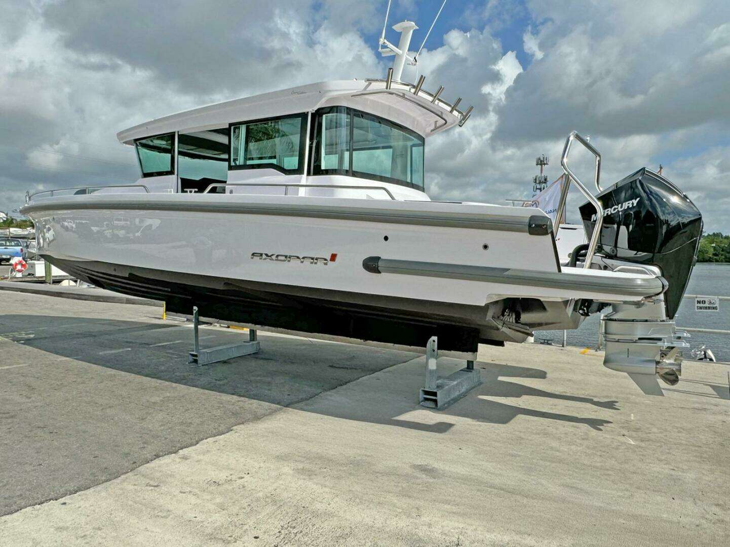 2024 Axopar 37XC CROSS CABIN - Image 7