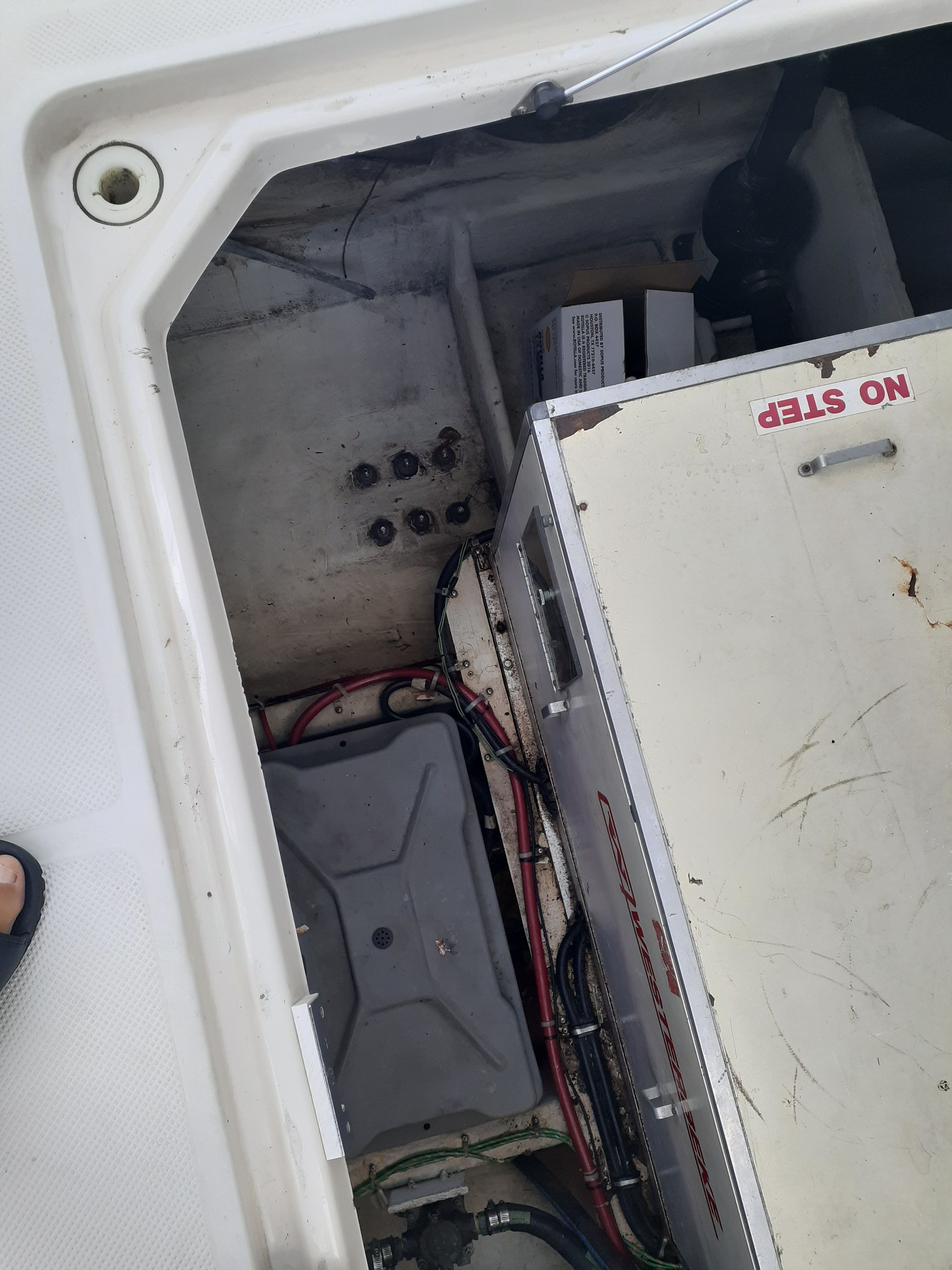 View into the engine compartment of a 2000 Maxum 4600 SCB.