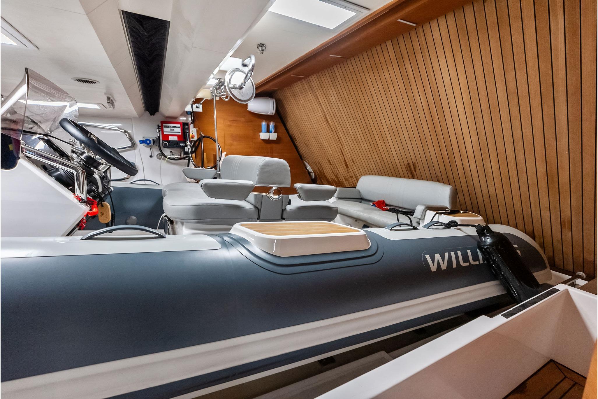 2023 Custom Line Navetta 33 - 138