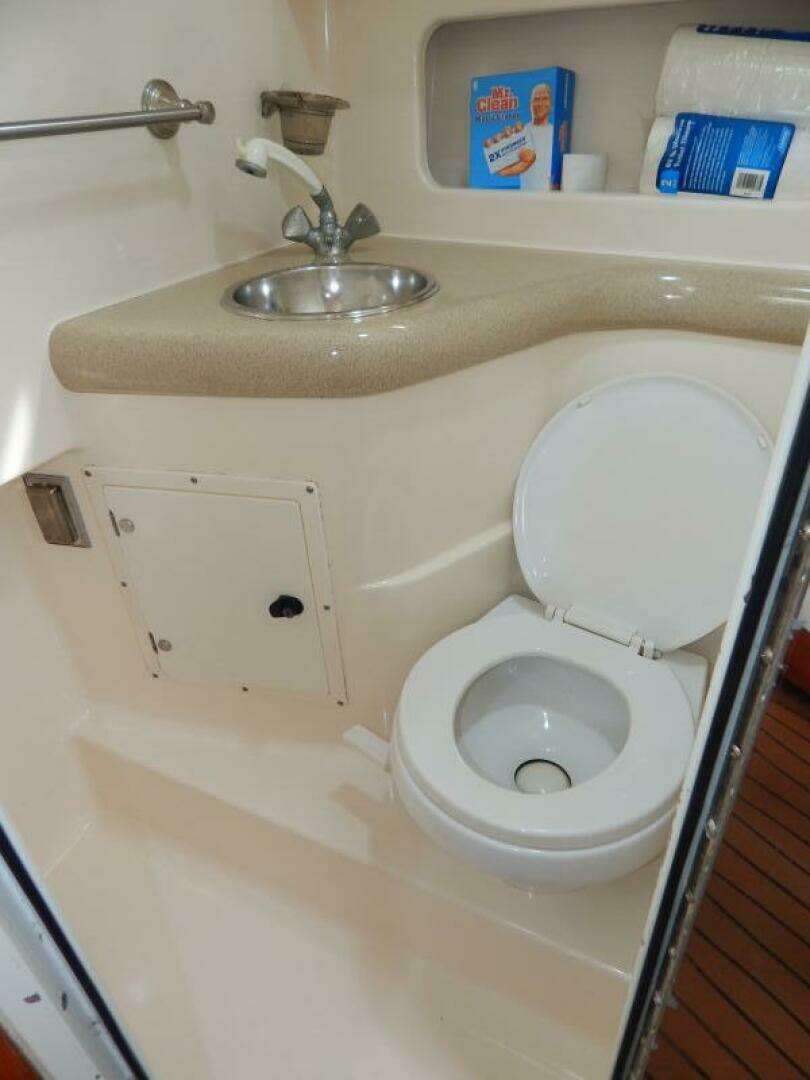 1998 Pursuit 3000 Express - Image 10