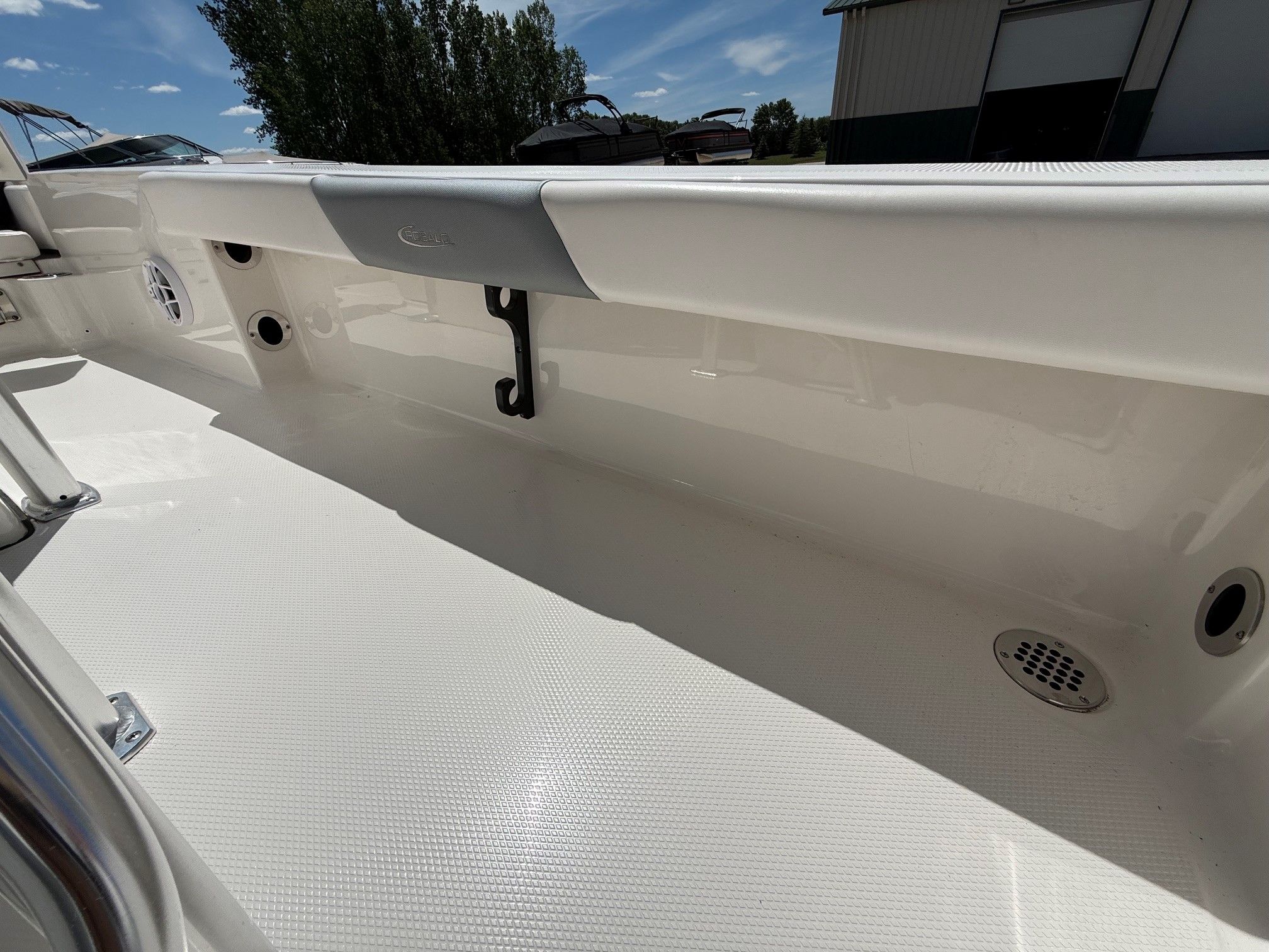 Interior view of a 2021 Robalo 226 Cayman boat deck.