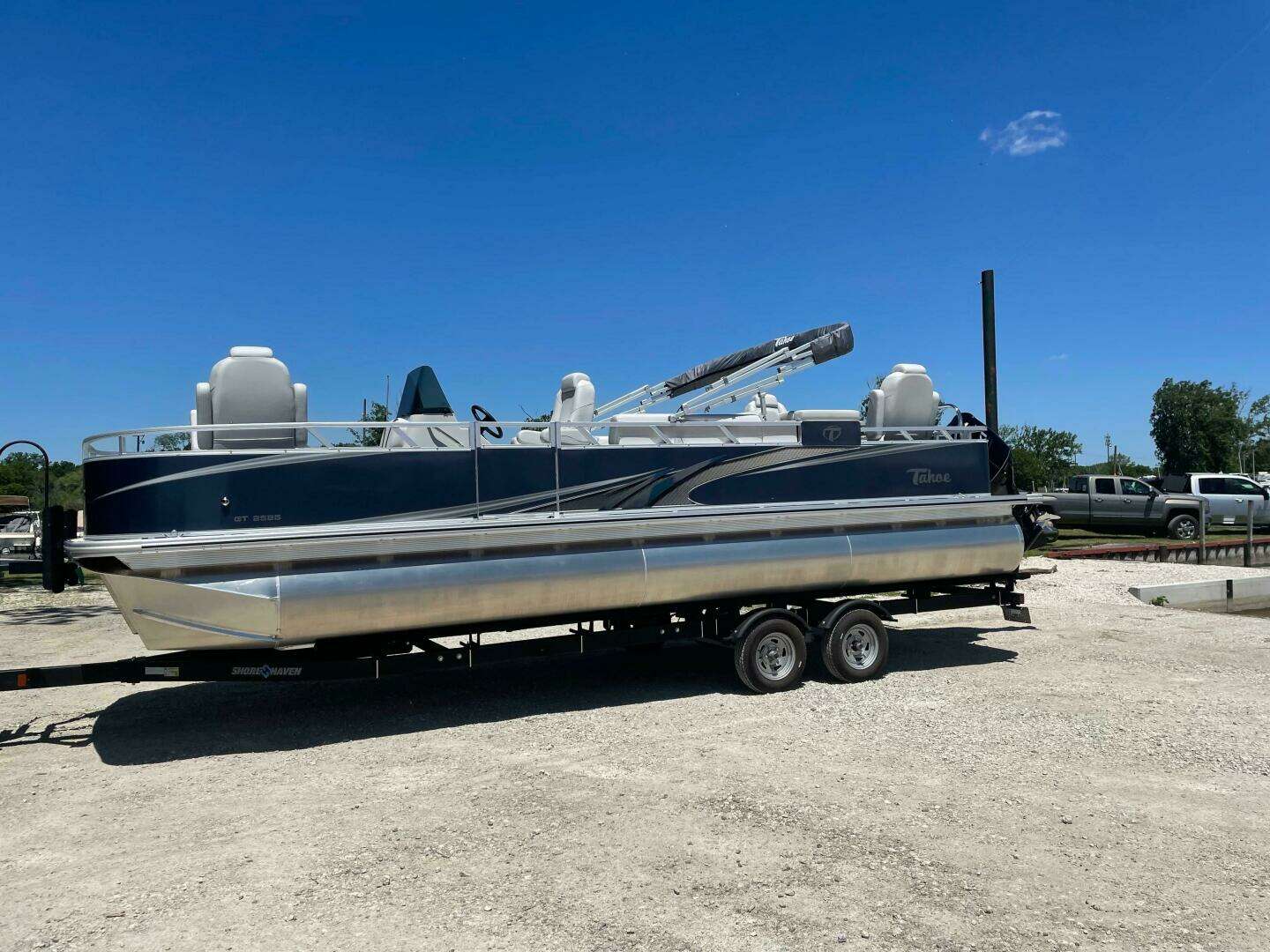 2022 Tahoe GT2585 Center Console Fishing Tritoon - Image 2