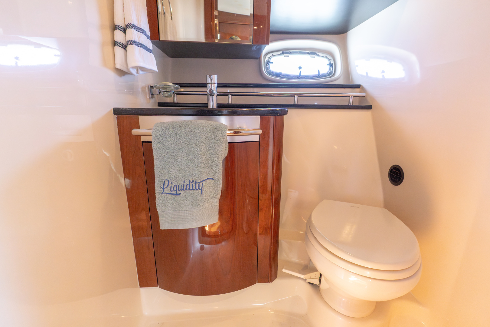 2010 Sea Ray 50 SUNDANCER - Image 17