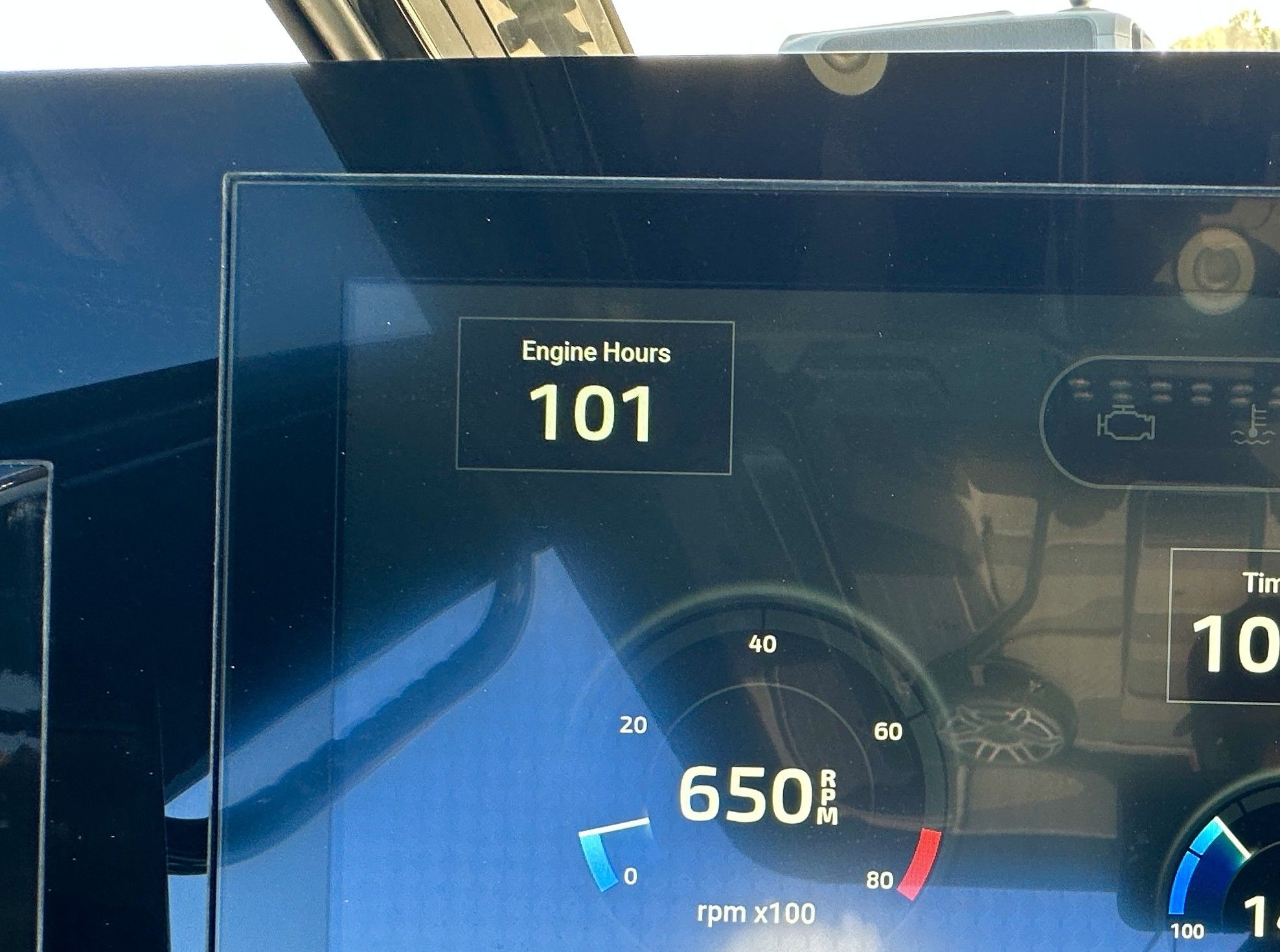 The display shows 101 engine hours and 650 RPM.