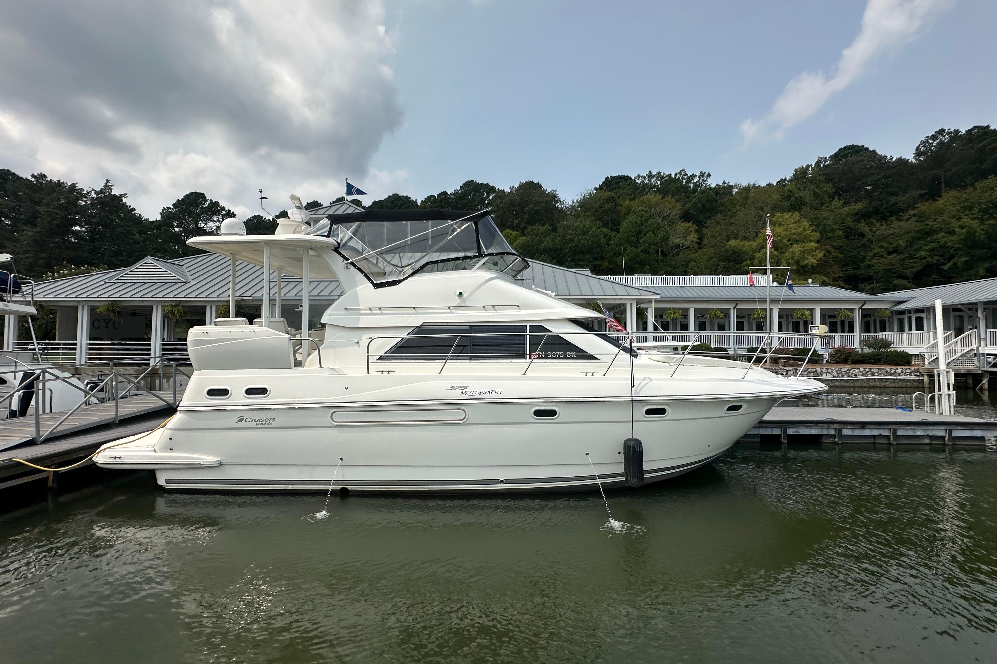 2005 Cruisers Yachts 375 Motoryacht