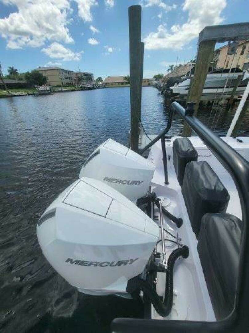 2024 Axopar 37 XC CROSS CABIN - Image 21