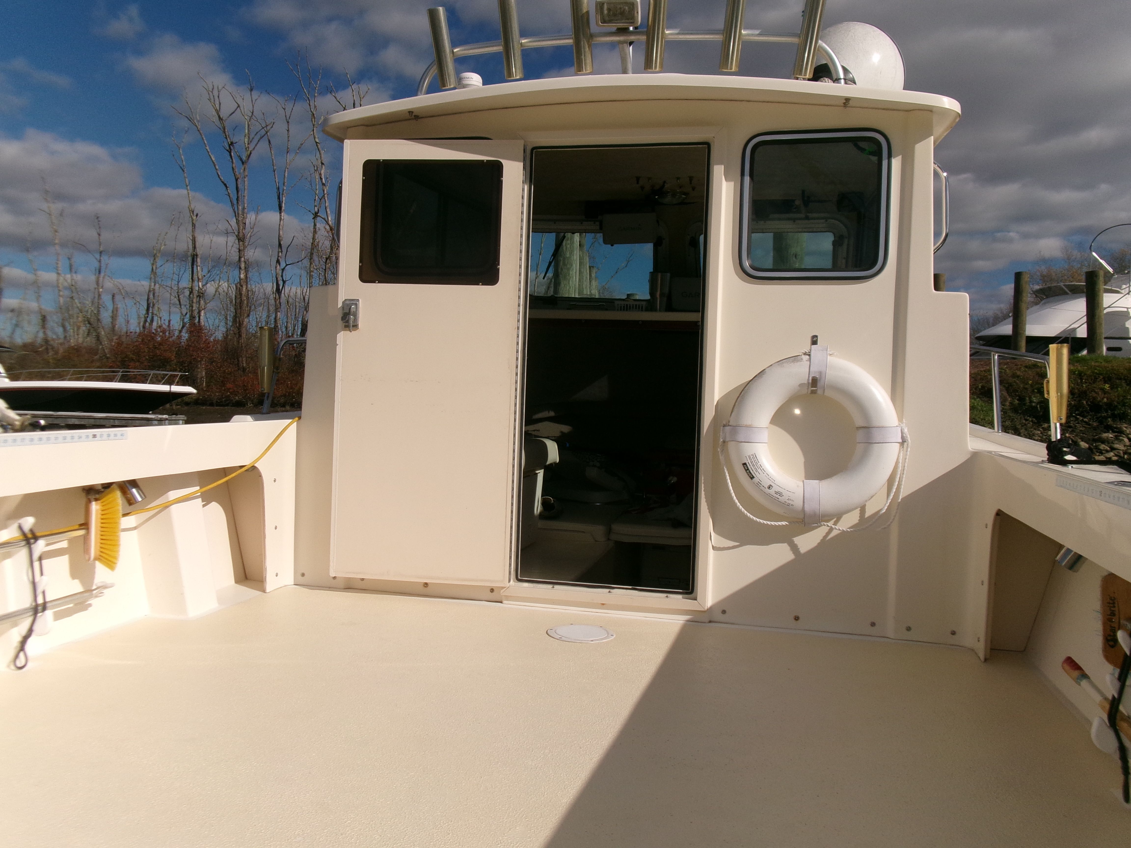 The image shows the deck of a 2007 Parker 2520 XL Sport Cabin with a lifebuoy.