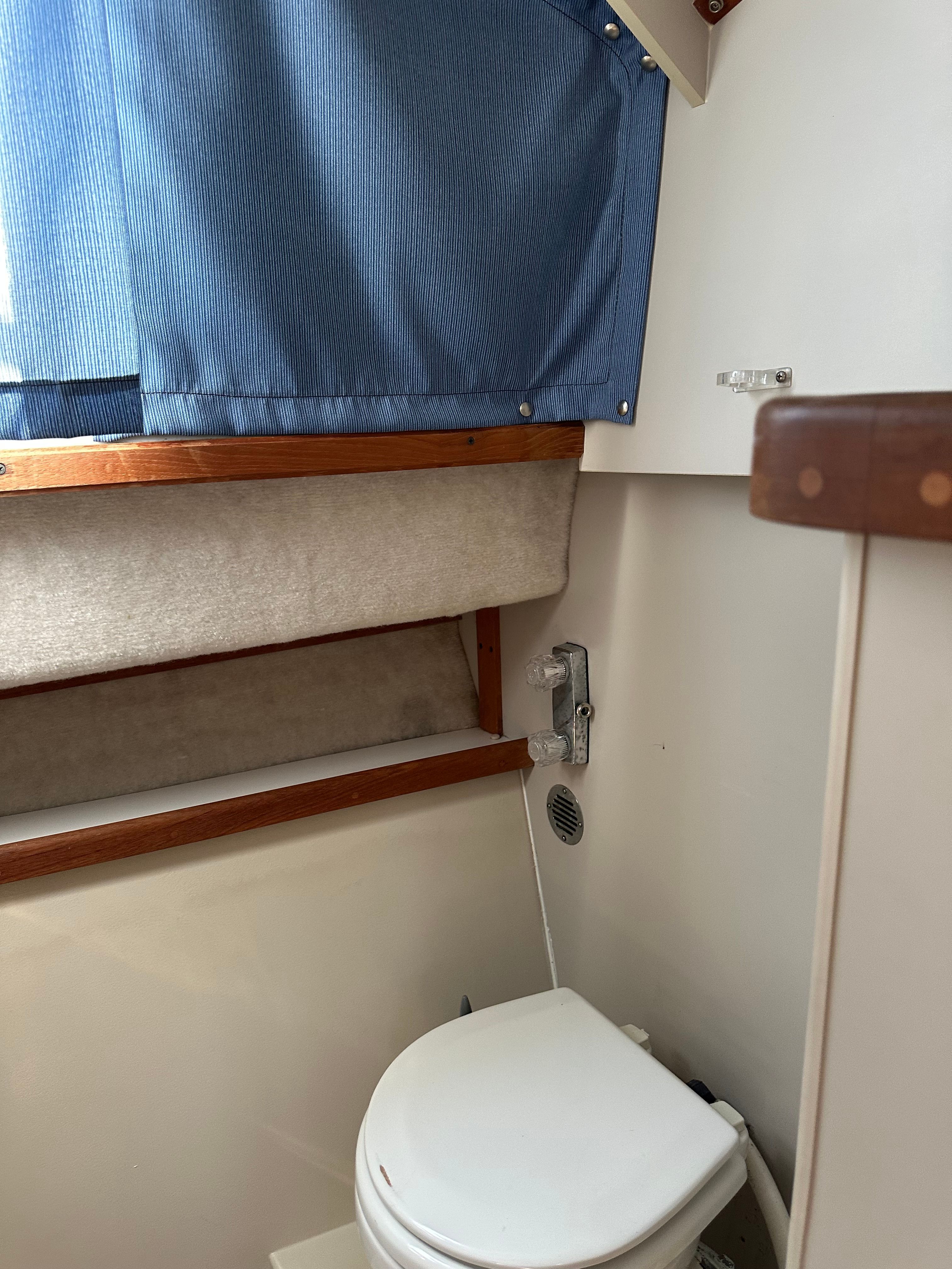 1990 Carver 28 Mariner / Voyager - 11
