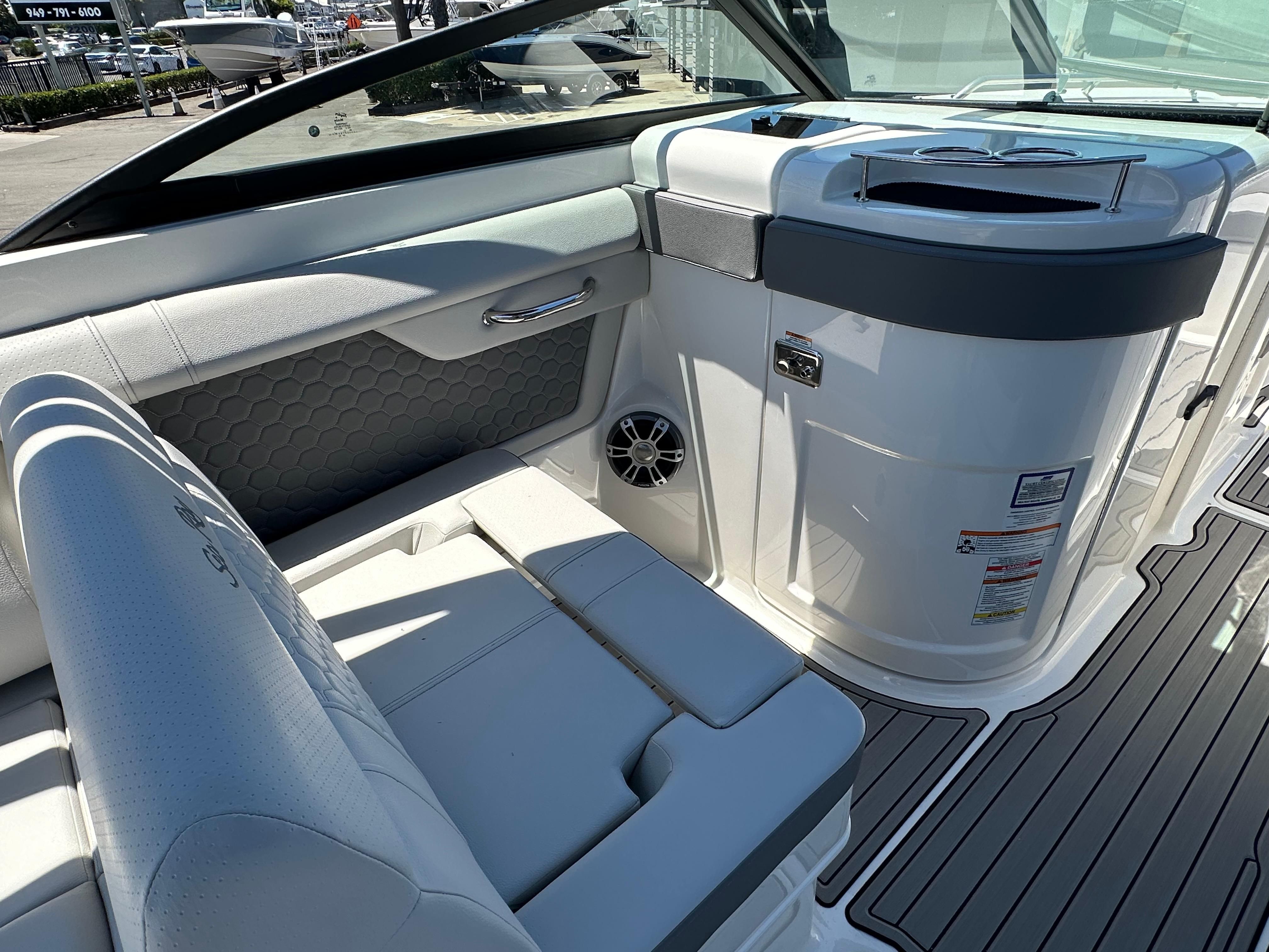 2024 Sea Ray SDX 270 Outboard - 9