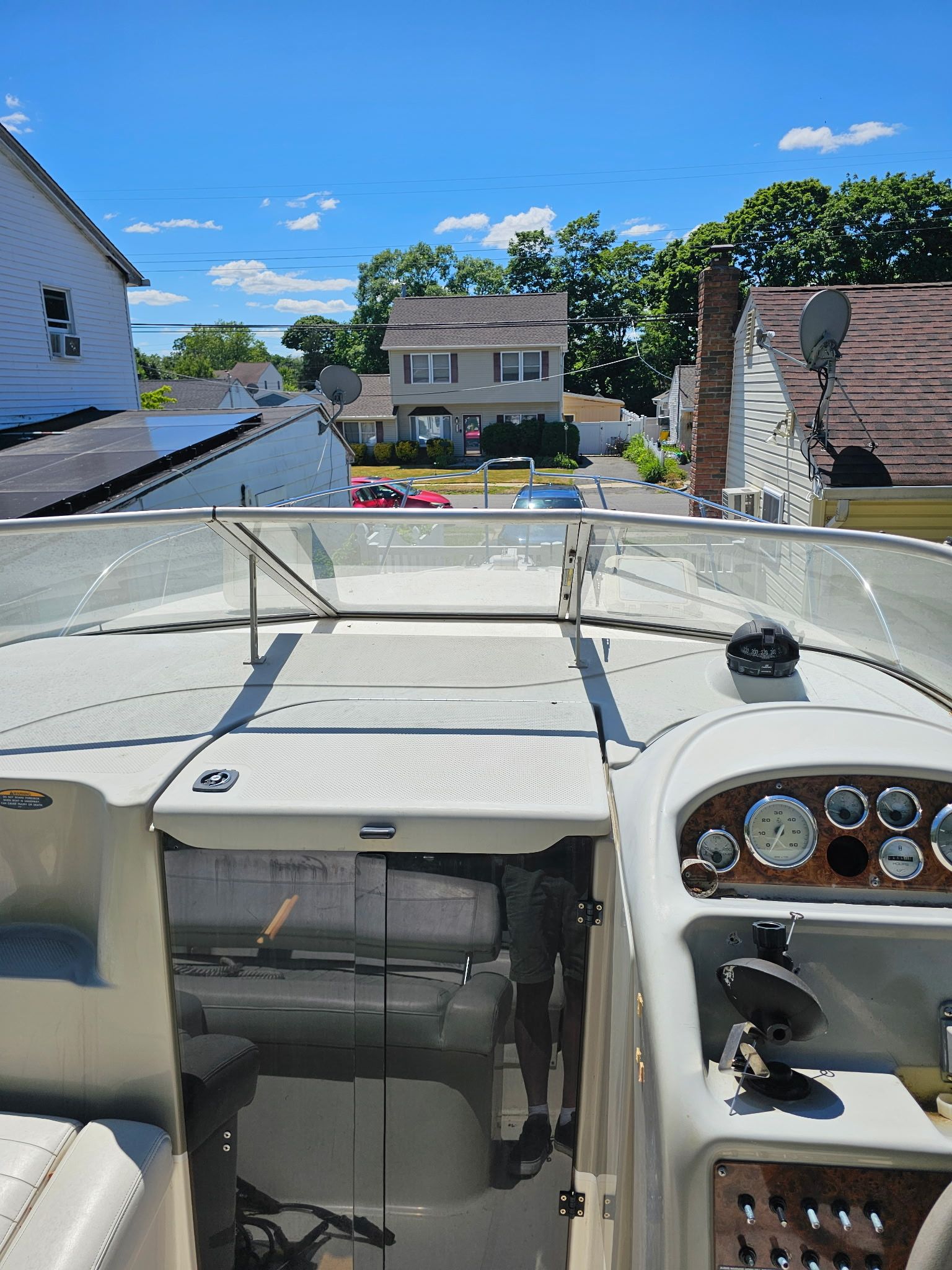 The cockpit of a 1998 Bayliner 2855 Ciera Sunbridge with steering console and instruments.