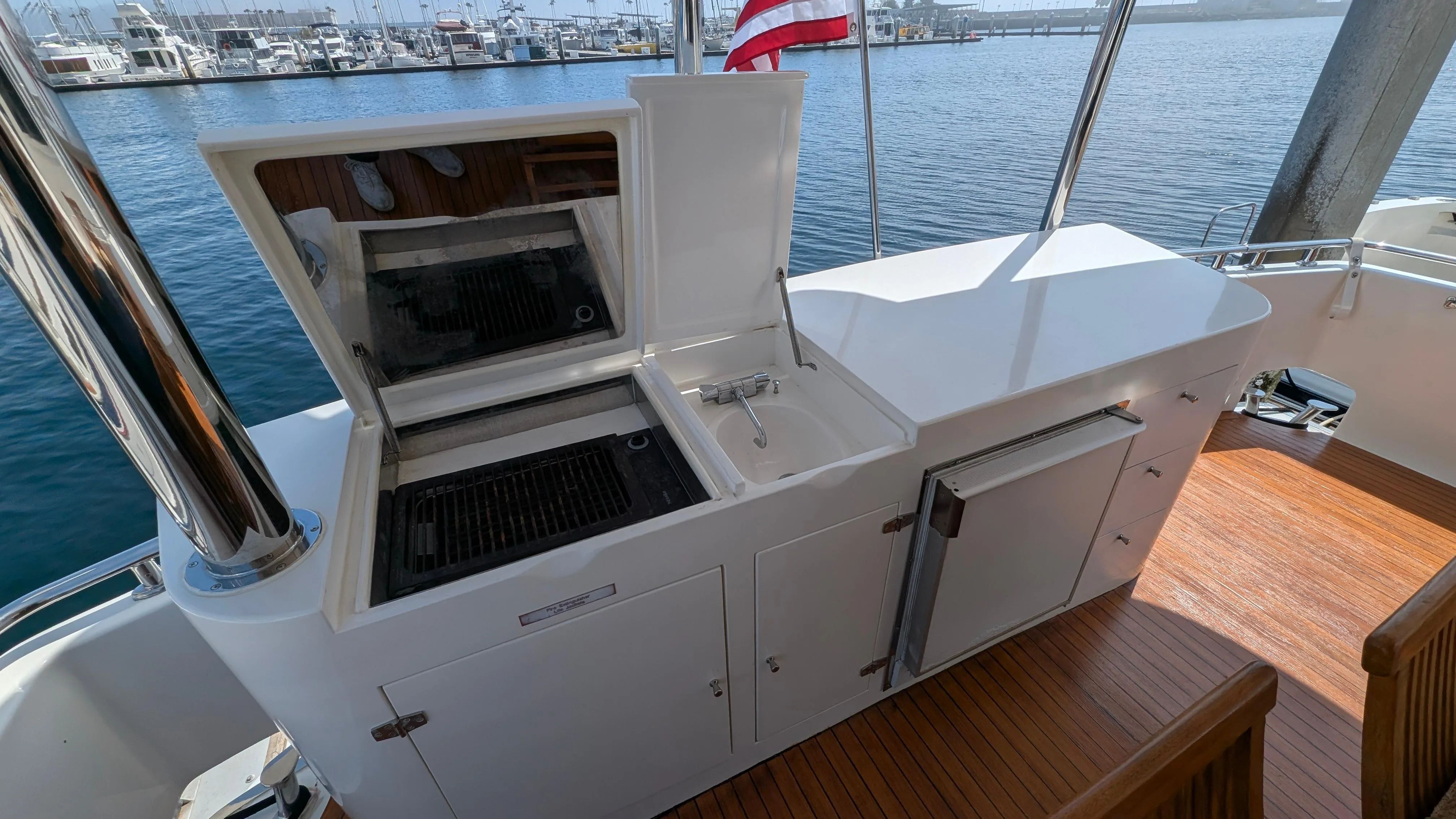 2004 Johnson Motor Yacht - 12