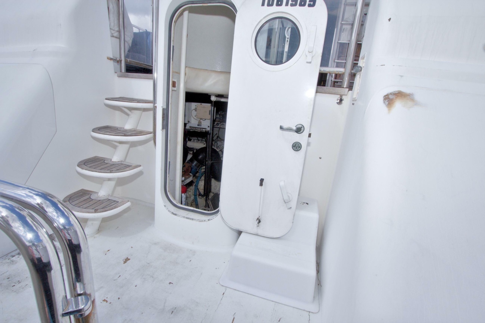 1998 Lazzara Yachts 76 Skylounge Grand Salon - Image 105