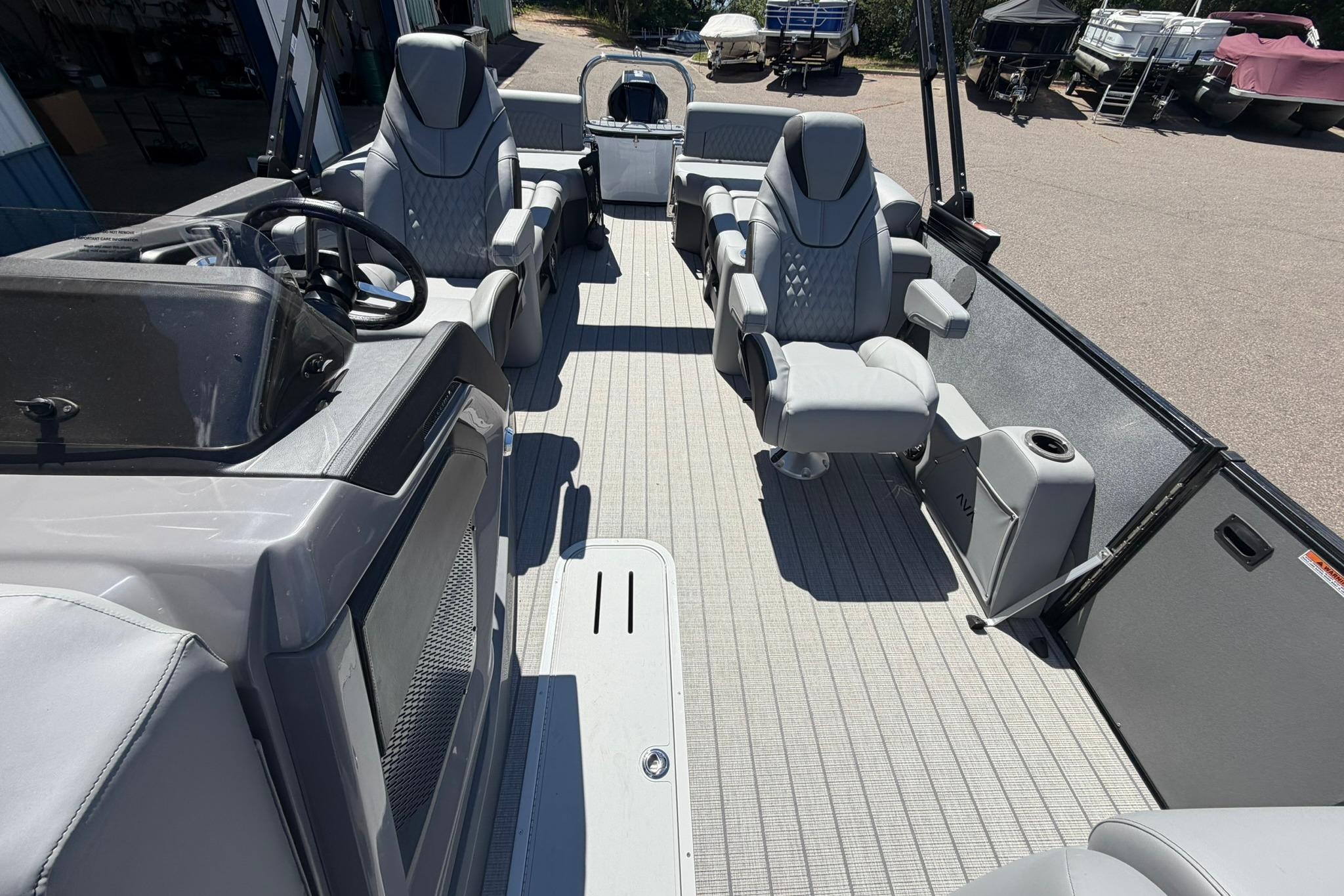 2026 Avalon Catalina Quad Lounge Shift boat interior with luxurious seating and modern design.