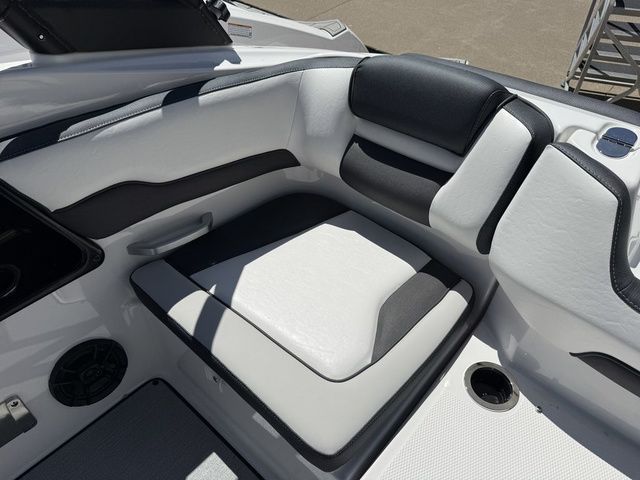2026 Yamaha Boats AR195 - 10