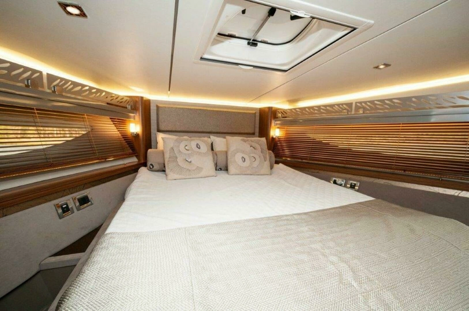 2018 Sea Ray L550 Flybridge - Image 23