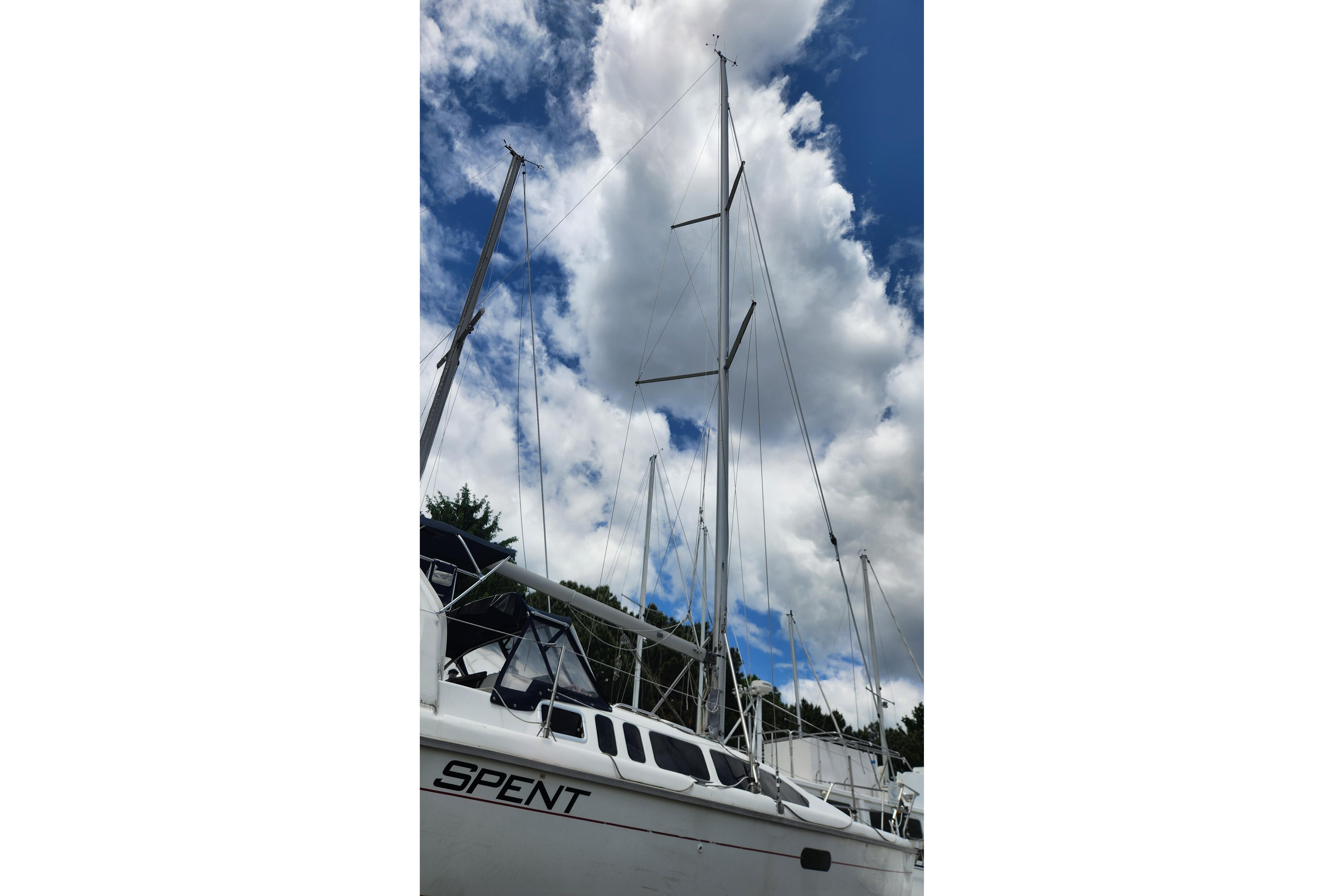Sailboat Hunter 340, 1997 model, docked under a partly cloudy sky.