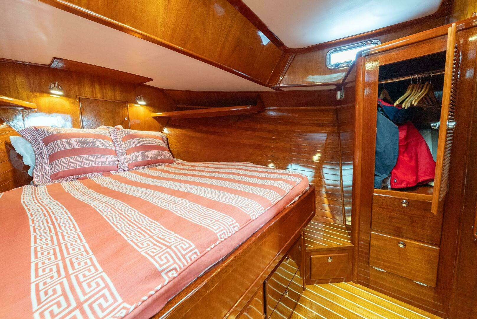 2019 Lowell Flybridge - Image 11