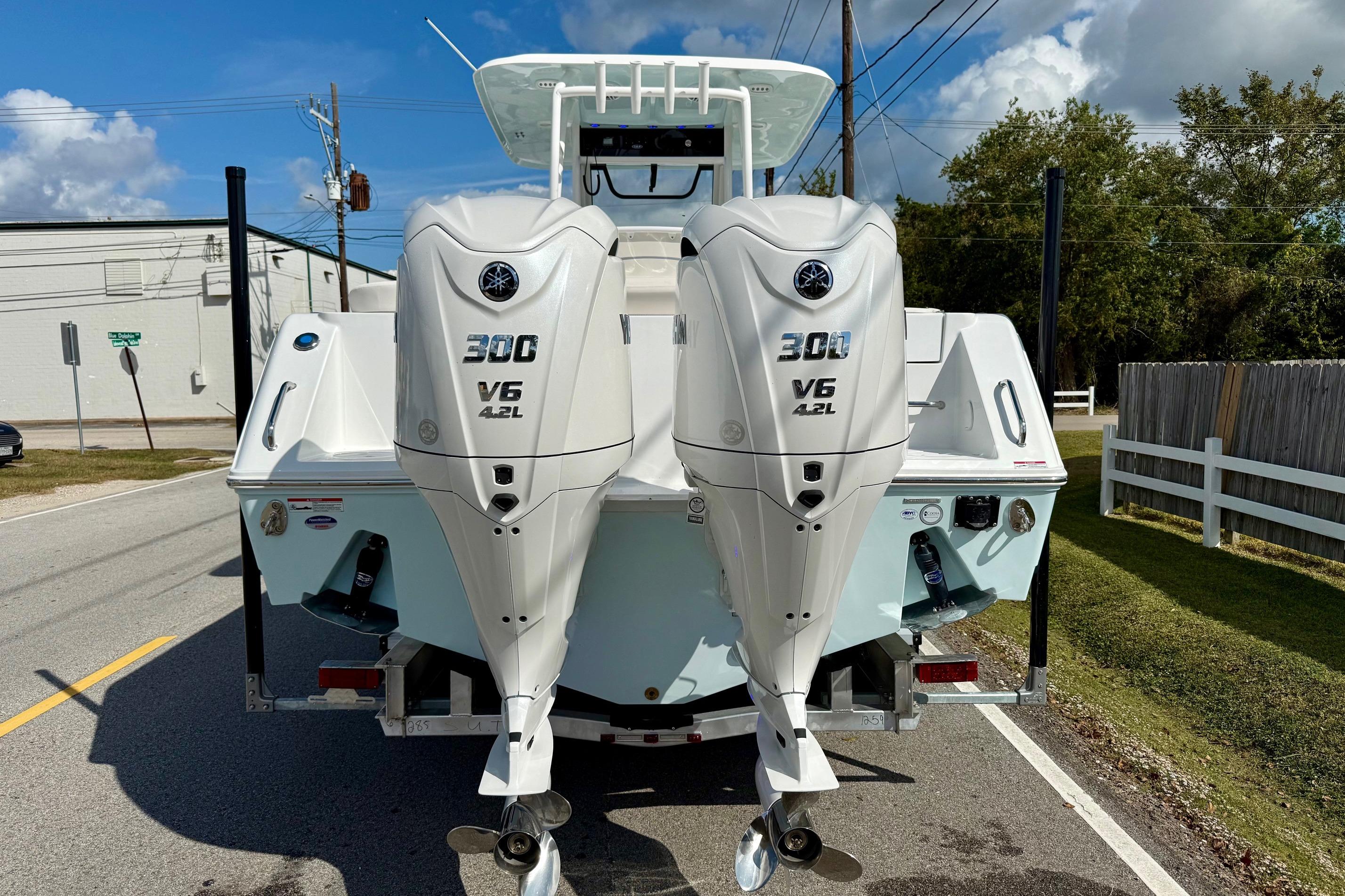 2026 Sea Hunt Ultra 285 Coffin Box with twin Yamaha 300 V6 engines.