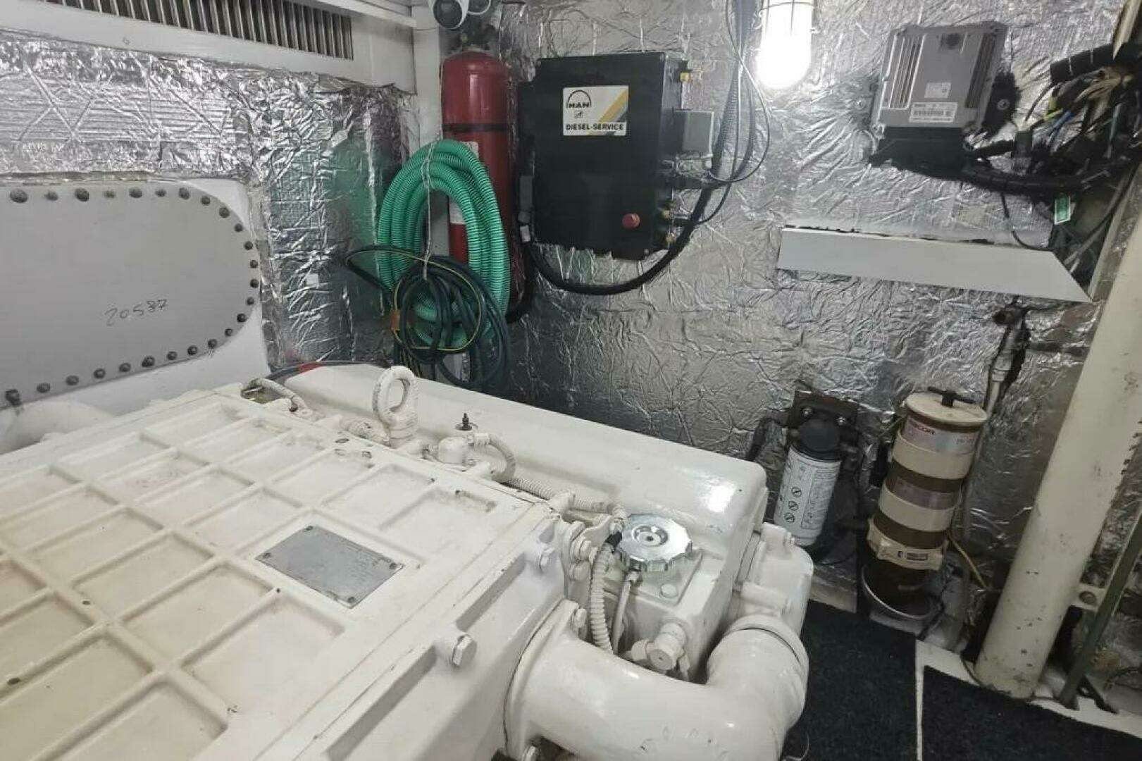 2002 Ferretti Yachts 720 - Image 18