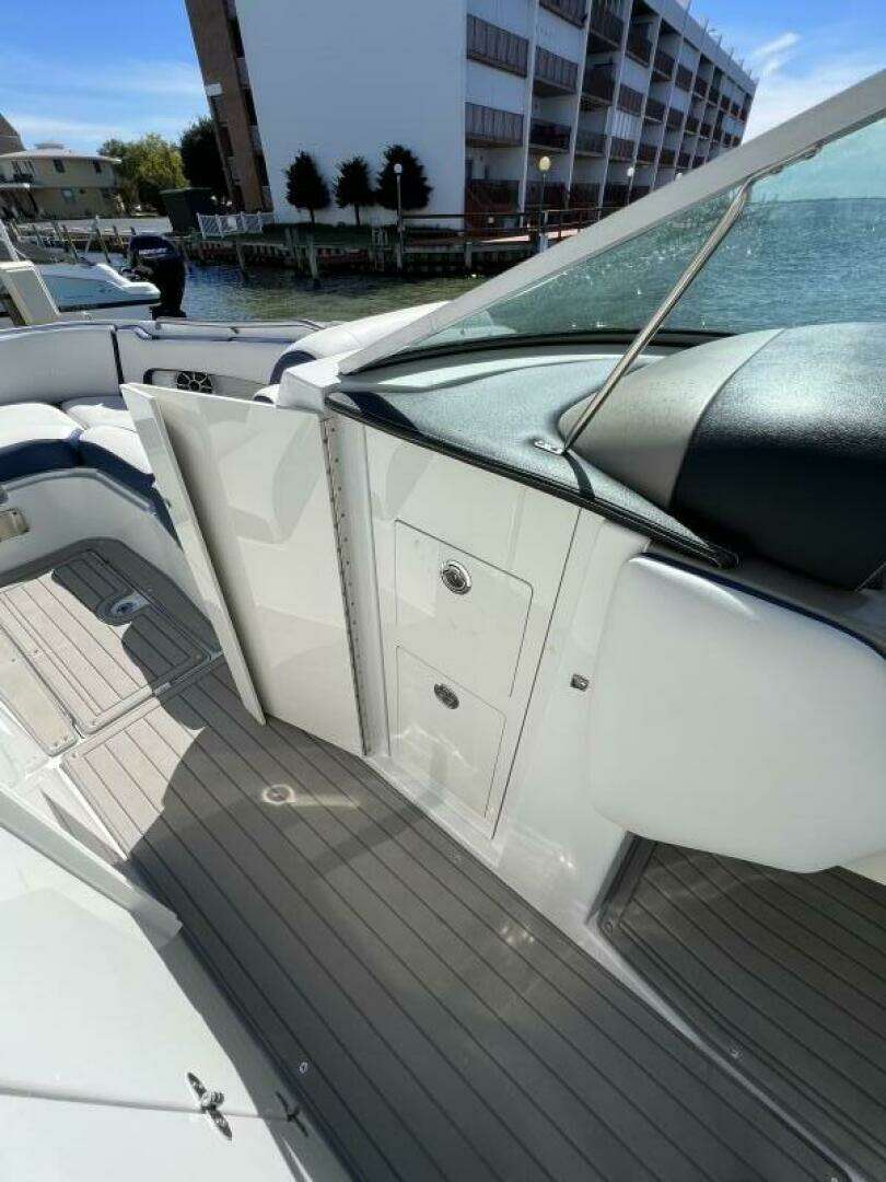 2022 Crownline E305 XS - Image 20