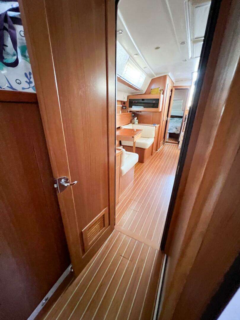 2019 Catalina 425 - Image 19