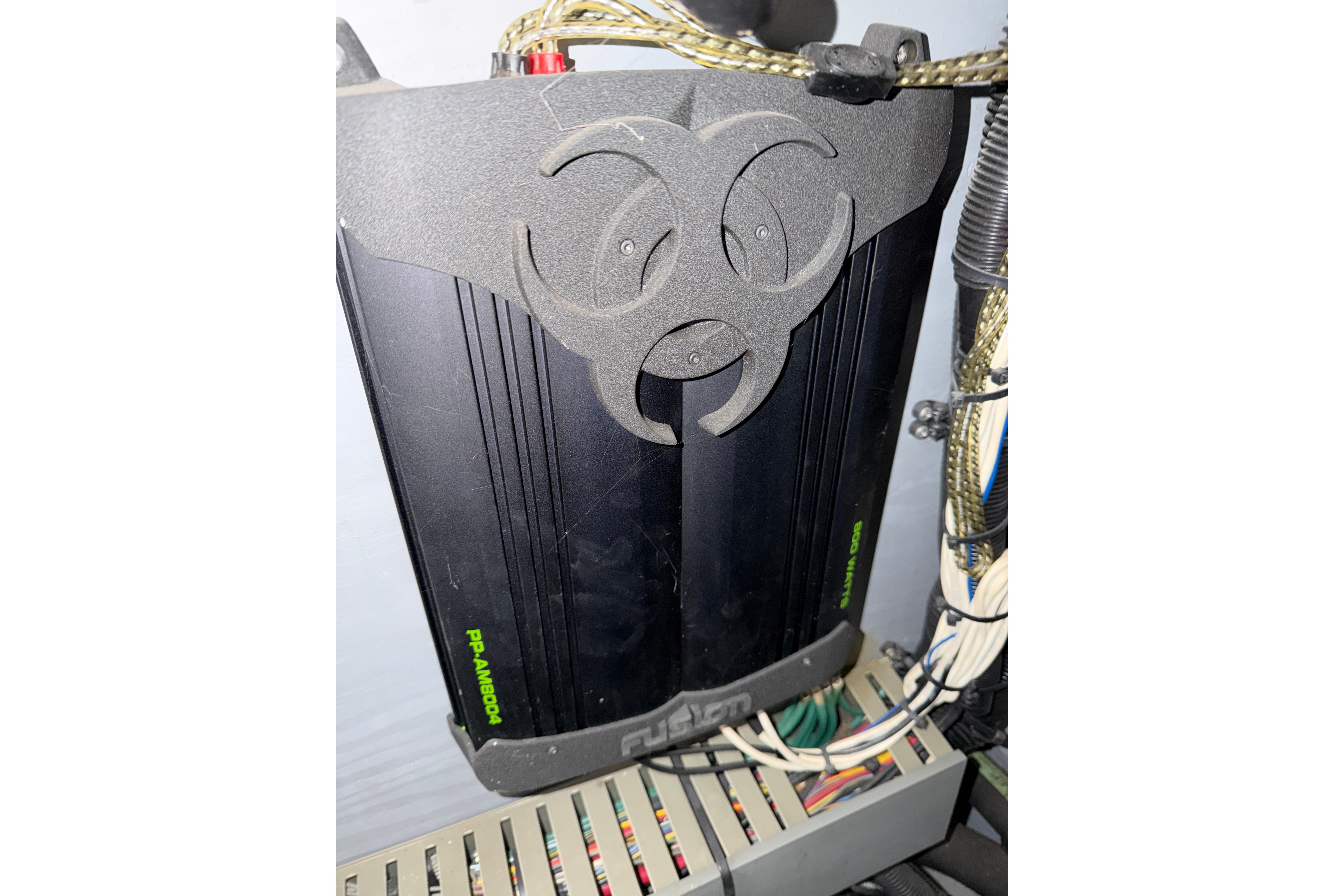 1999 Sea Ray 400 Sundancer audio amplifier with wiring connections.