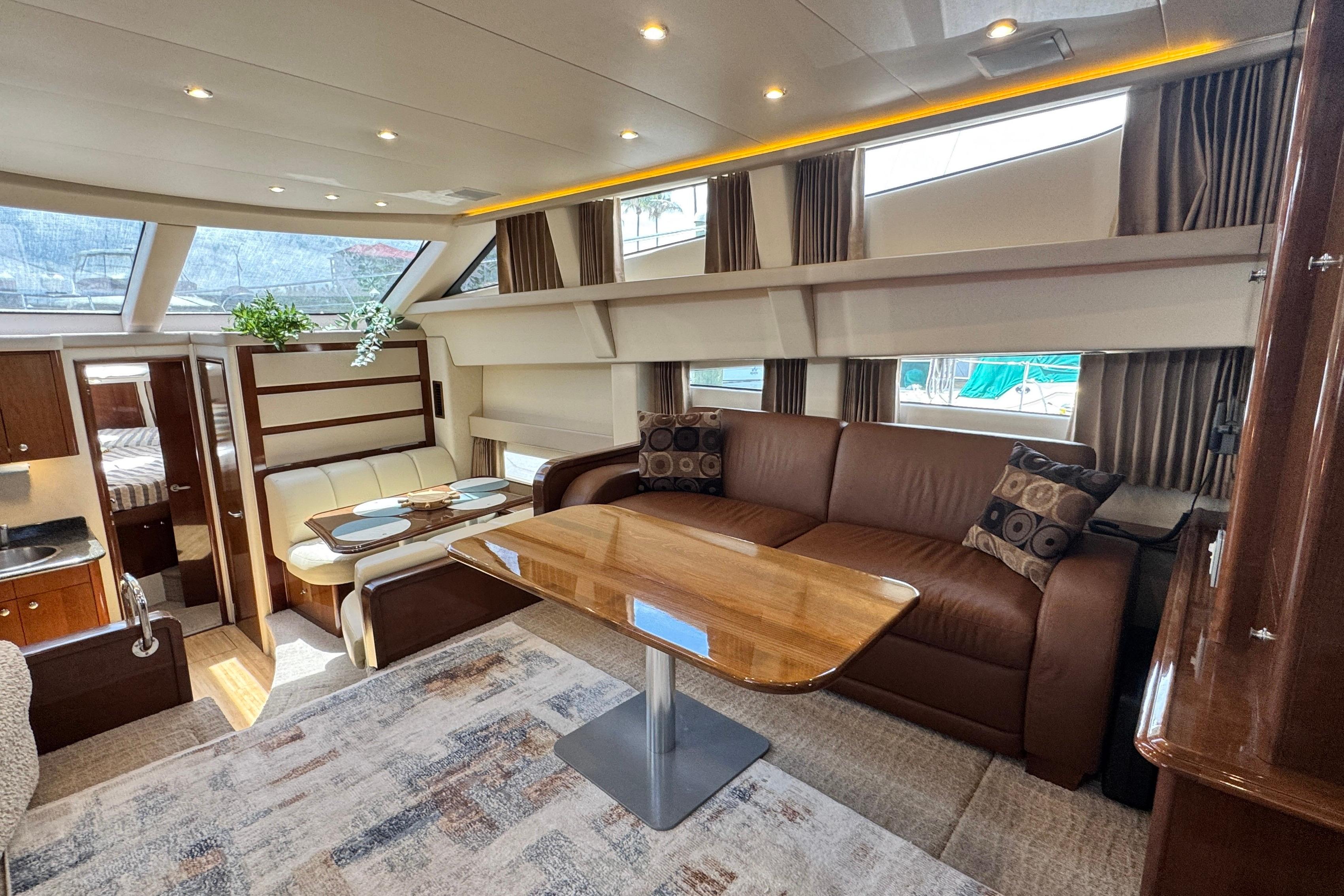 2007 Carver 47 Motor Yacht Salon Seating