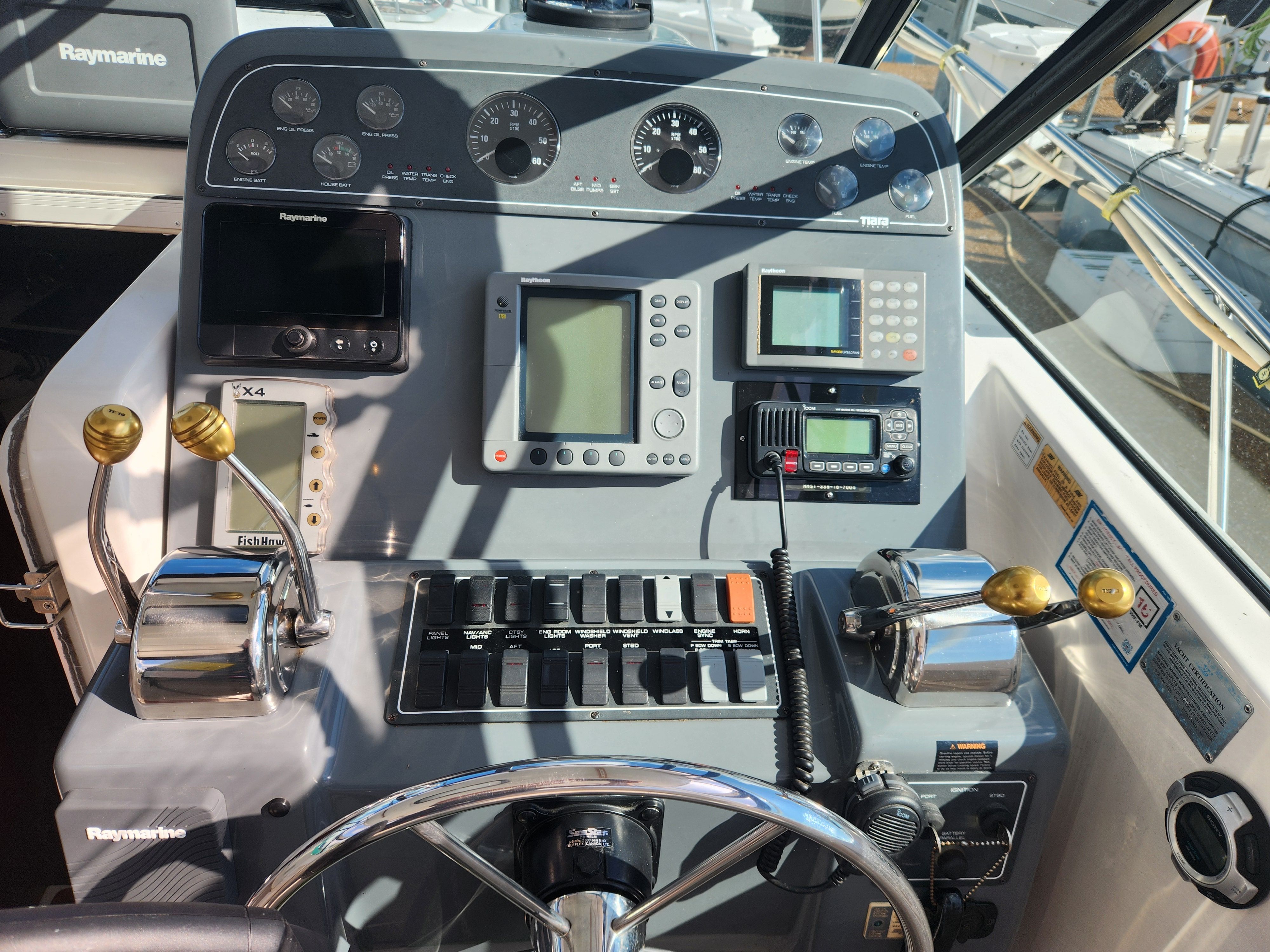 2000 Tiara Yachts 3100 Open - 15