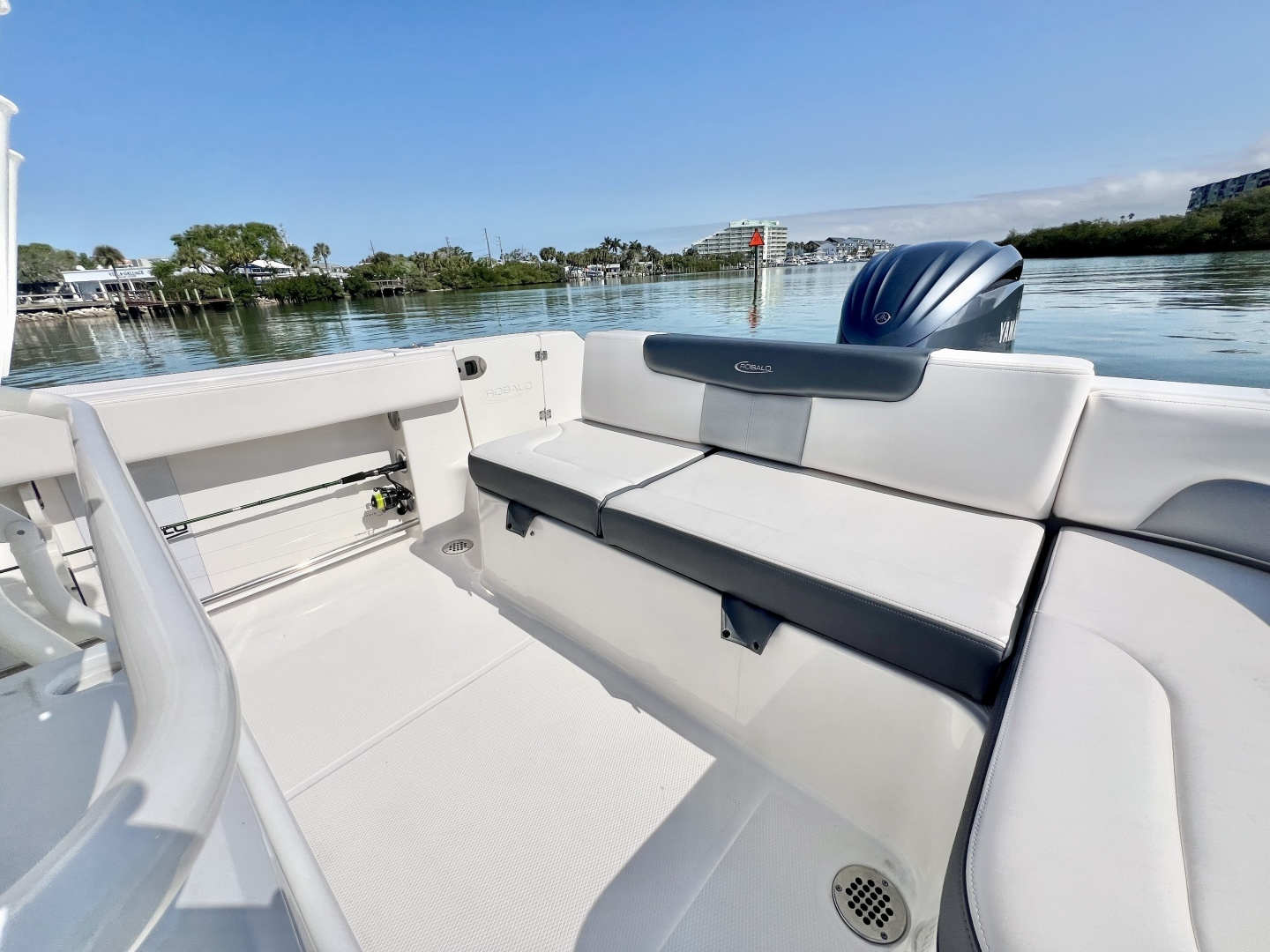 2021 Robalo R242 Explorer - Image 17