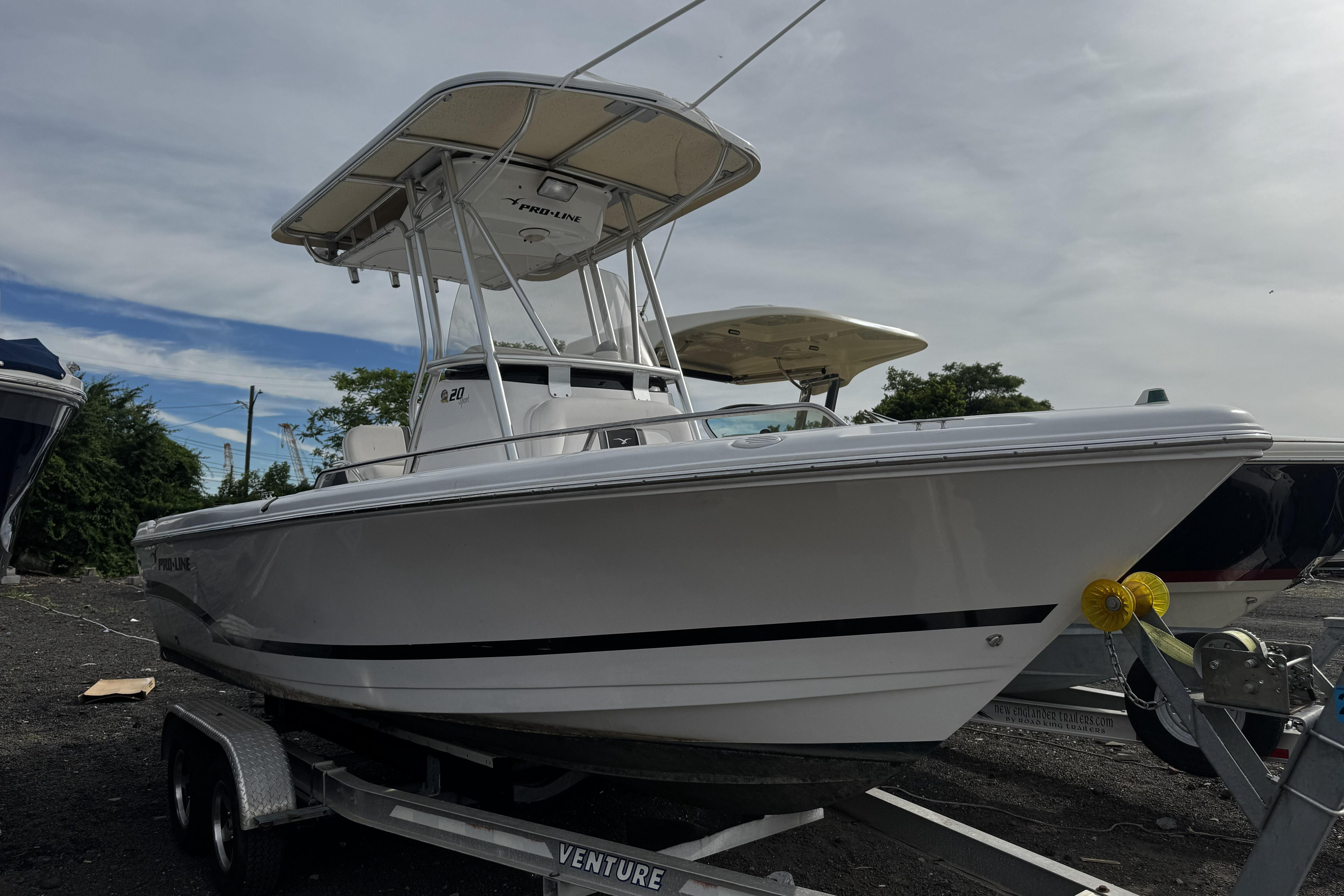 2008 PROLINE 20 Sport boat on trailer, ready for adventure.
