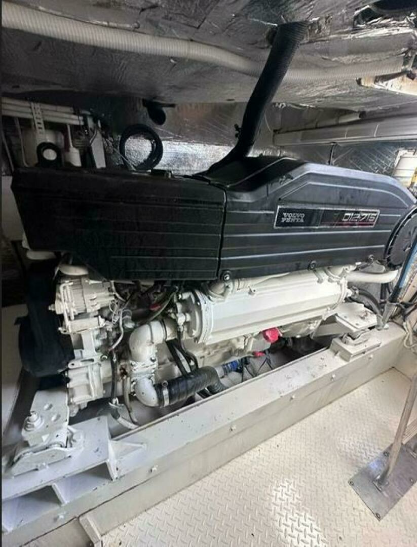 2011 Cruisers Yachts 560 Express - Image 13