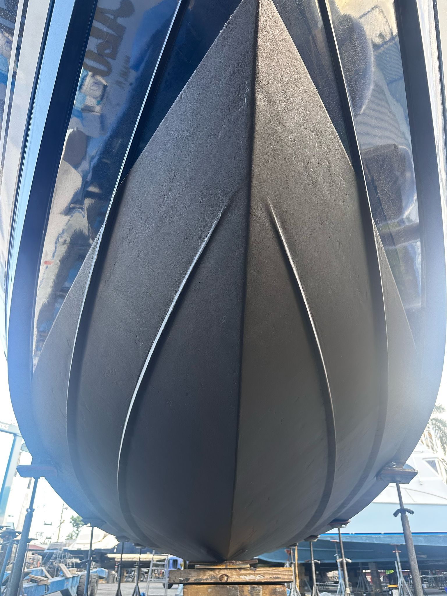 Underside of a 2010 Sea Ray 450 boat in dry dock.