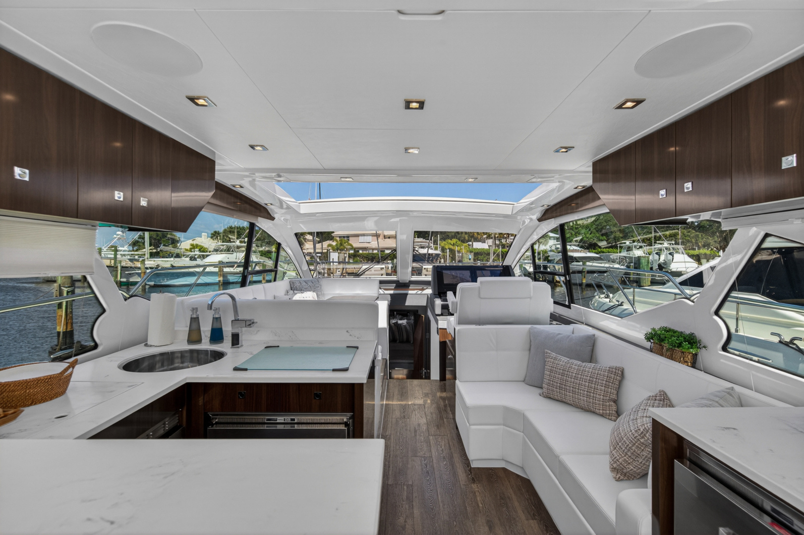 2023 Cruisers Yachts 50 CANTIUS - Image 44