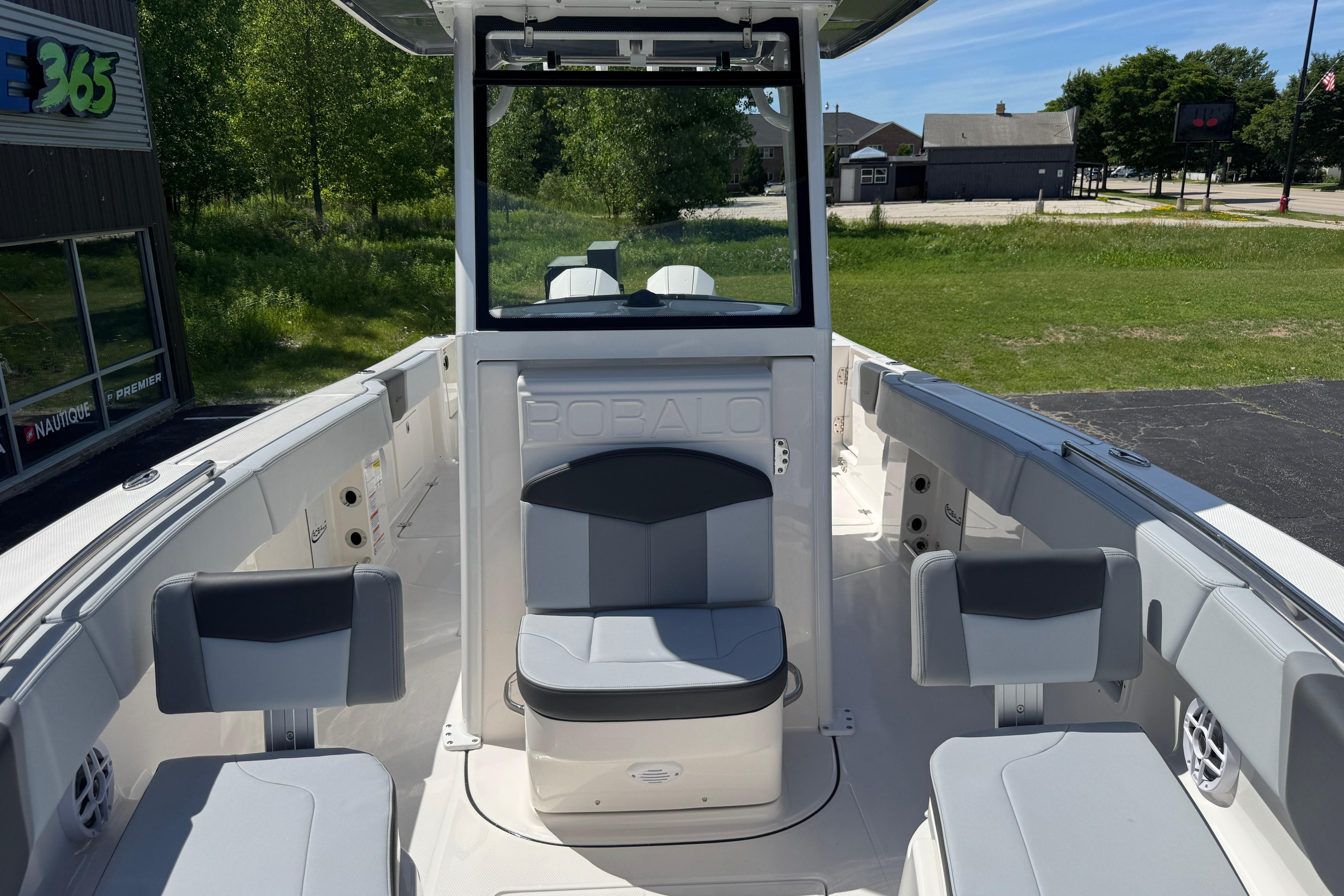 2026 Robalo R250 Center Console boat interior with seating, showcasing modern design and spacious layout.