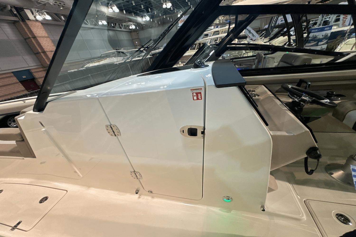 2025 Boston Whaler 330 Vantage - 29