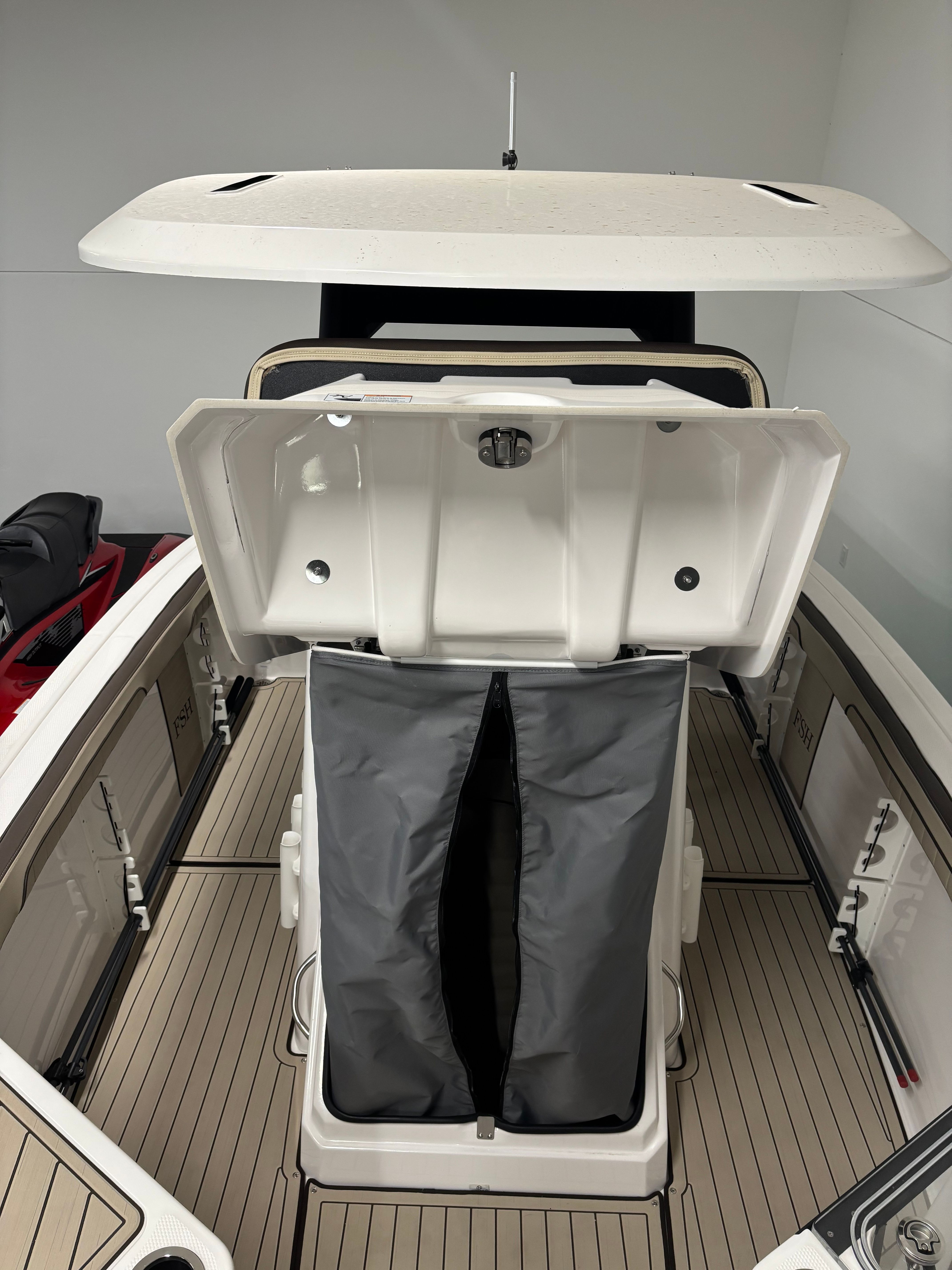 The image shows the deck of a Yamaha 222 FSH Sport E boat with storage space.
