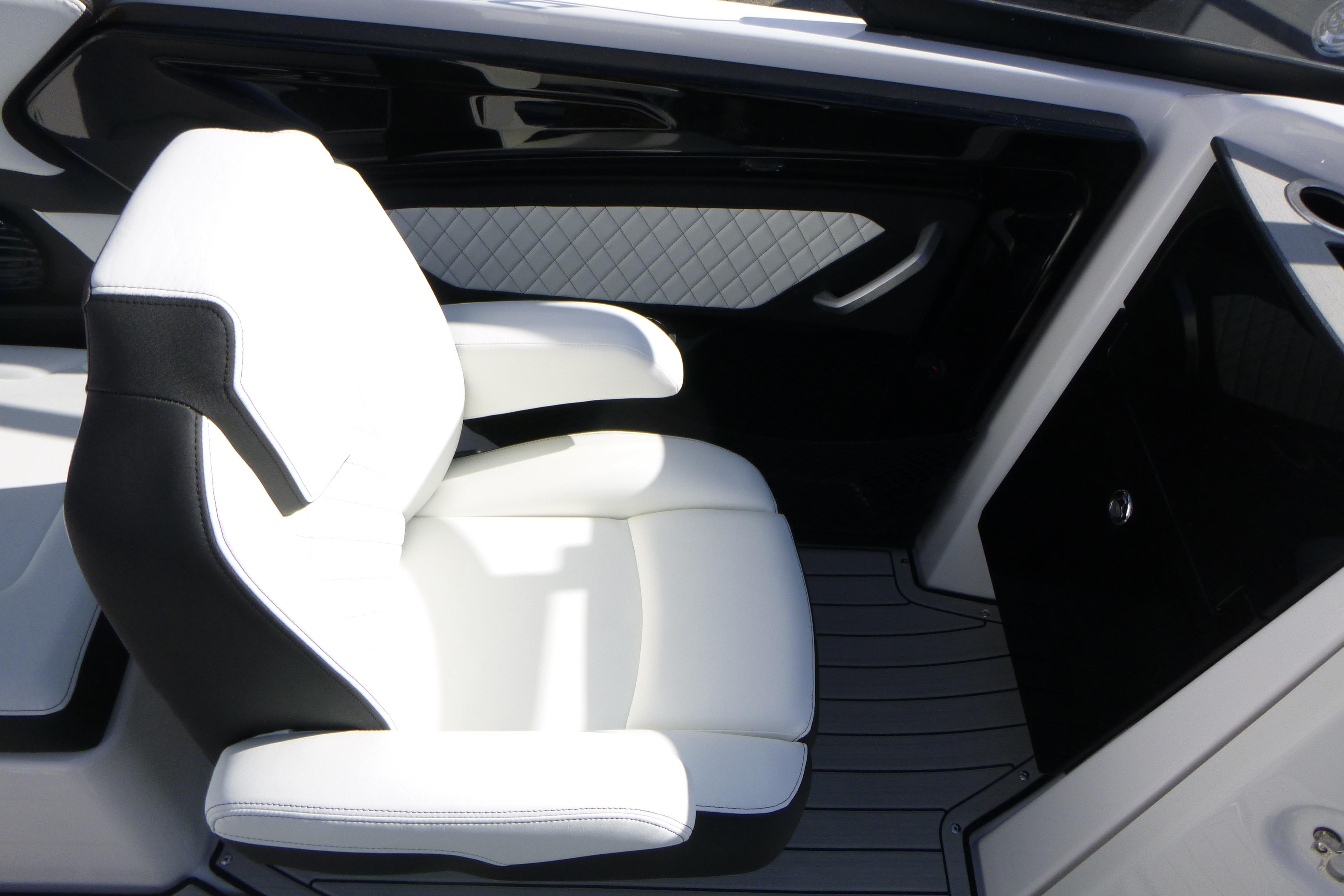 2026 Yamaha Boats 252SD interior with luxurious white and black seating.