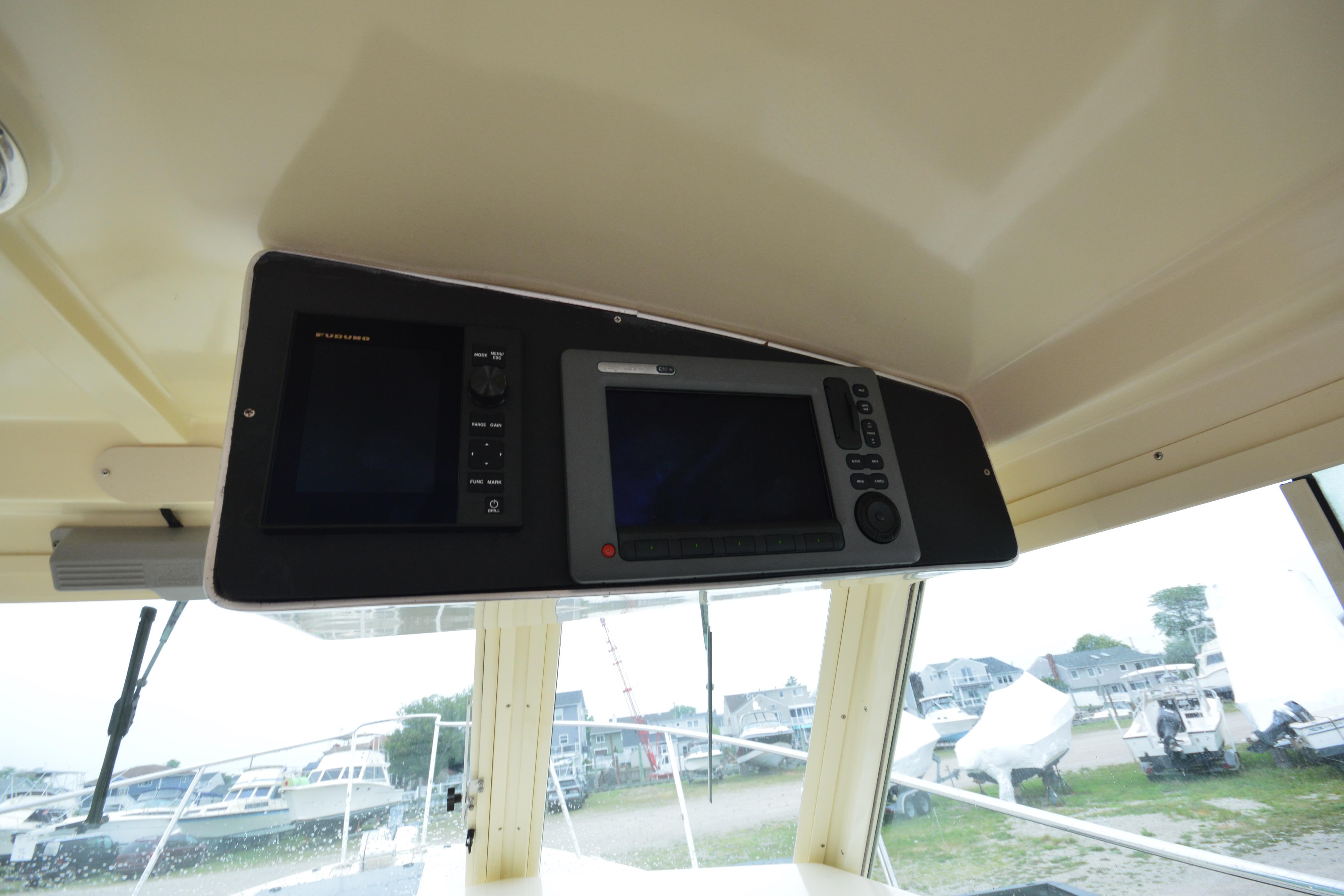 2001 Albin 28 Tournament Express dashboard with navigation equipment.