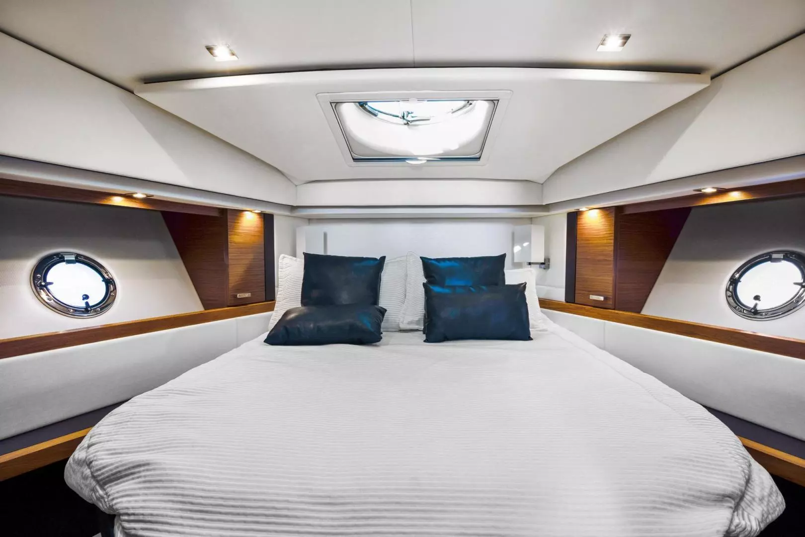 2018 Tiara Yachts 39 Coupe - Image 28