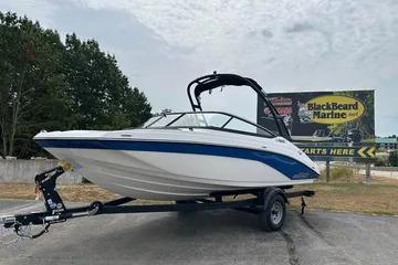 2026 Yamaha Boats AR195 on trailer, parked outdoors near BlackBeard Marine sign.