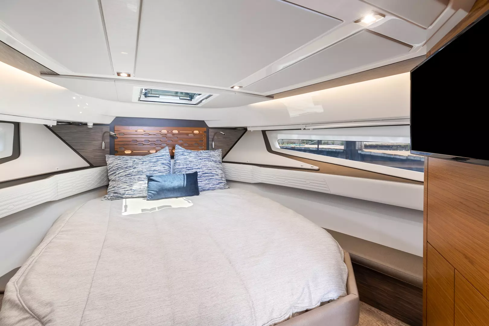 2021 Tiara Yachts 43 LE - Image 25