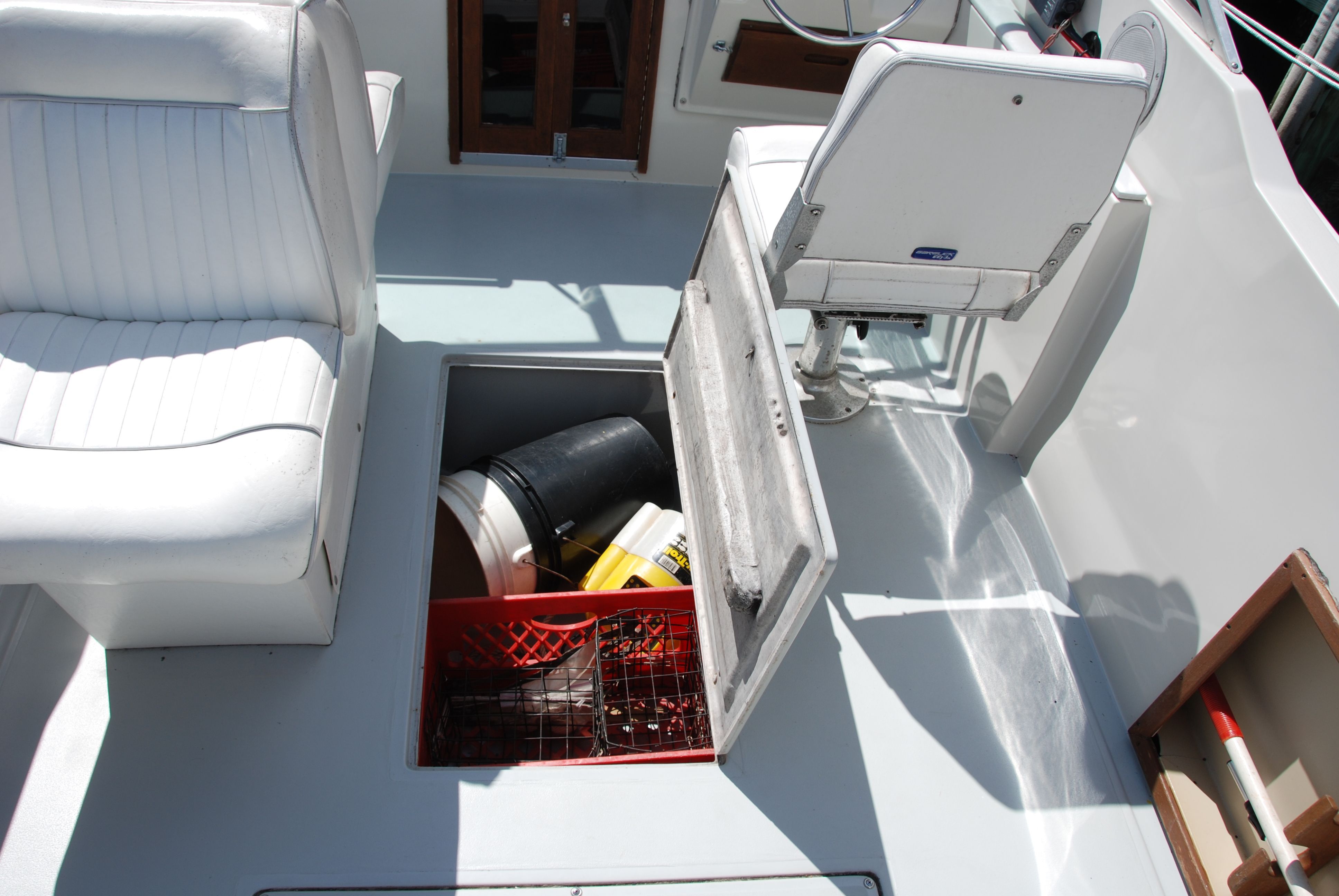 The image shows the cockpit of a 1987 Wellcraft V-20 Steplift with storage space.