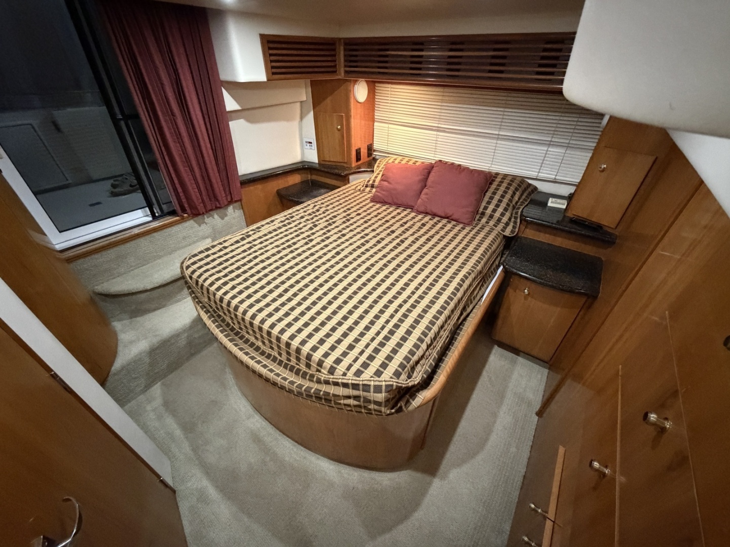 2001 Carver 444 Motor Yacht - Image 7