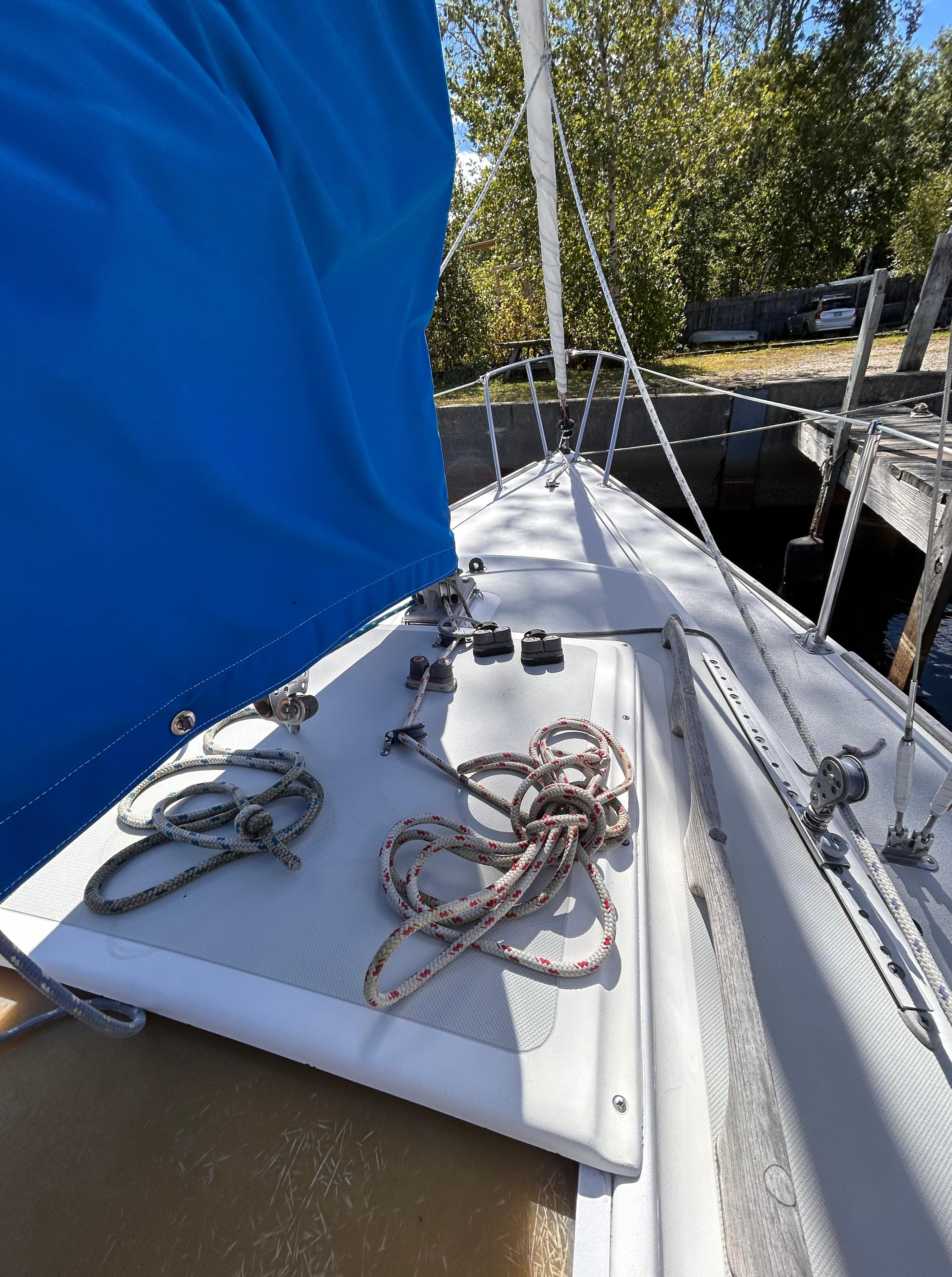 1991 J Boats J/22 sailboat deck with ropes and blue sail cover.
