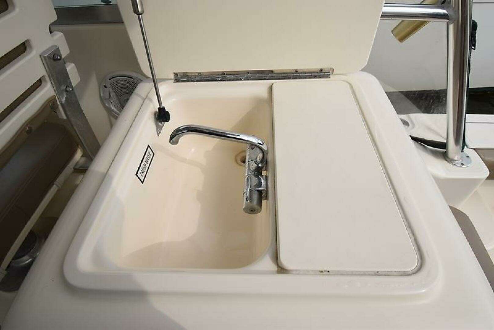 2003 Pursuit 3000 Express - Image 31