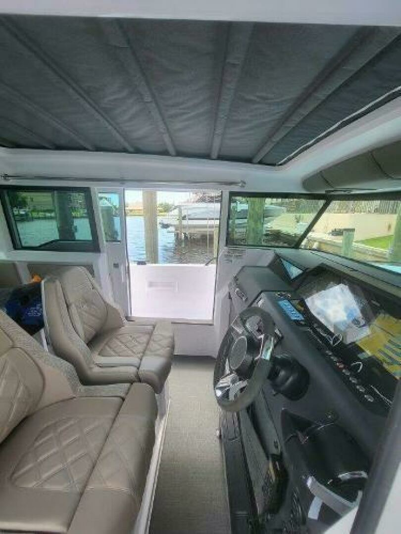 2024 Axopar 37 XC CROSS CABIN - Image 10