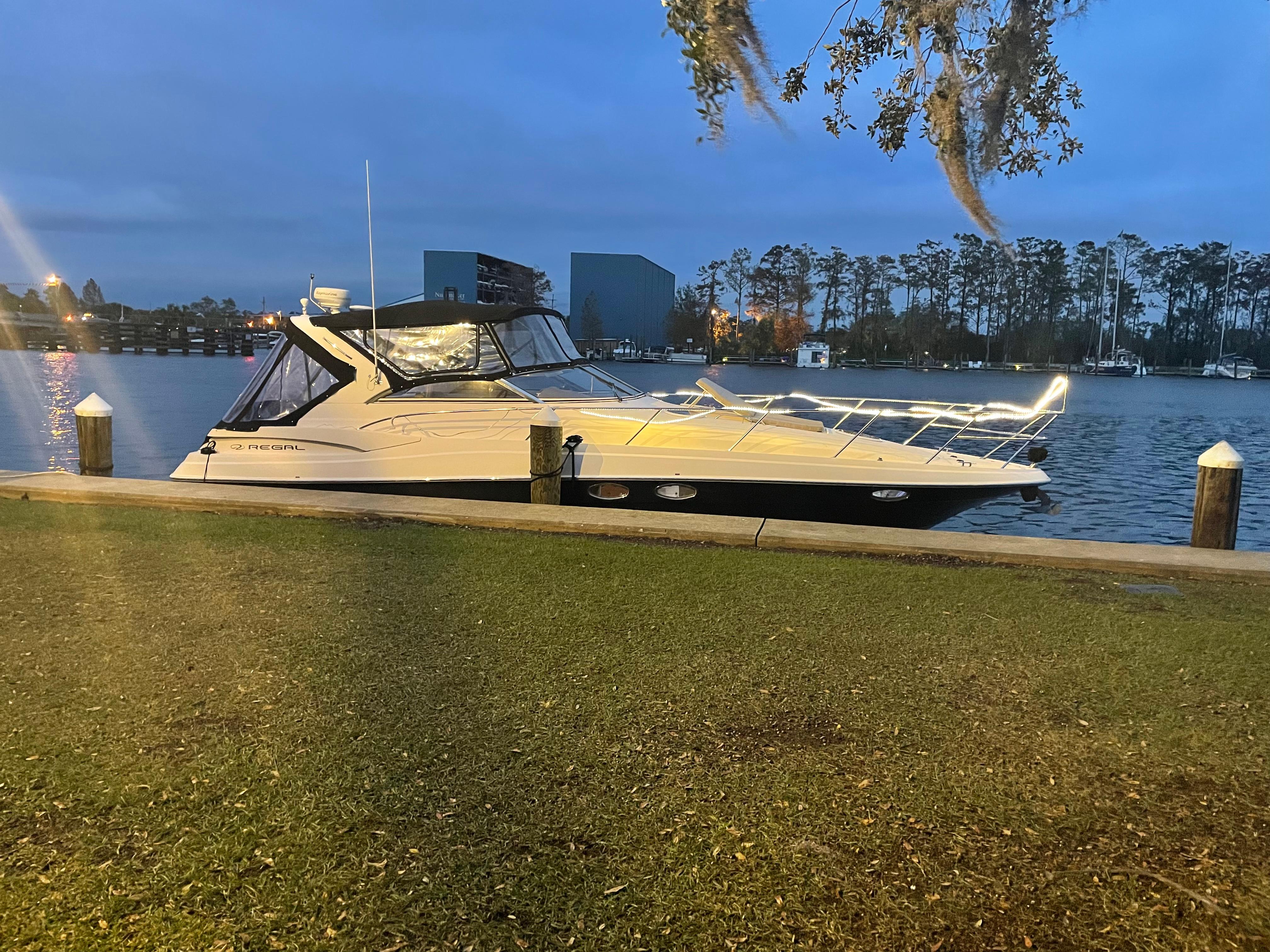2005 Regal Commodore 3560 IB